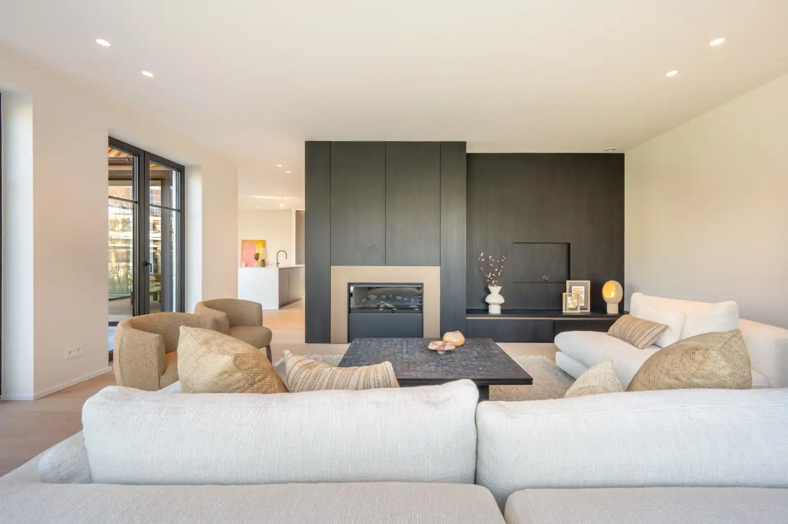 Lichtrijke nieuwbouwvilla met aangename volumes en zonnige tuin foto 4