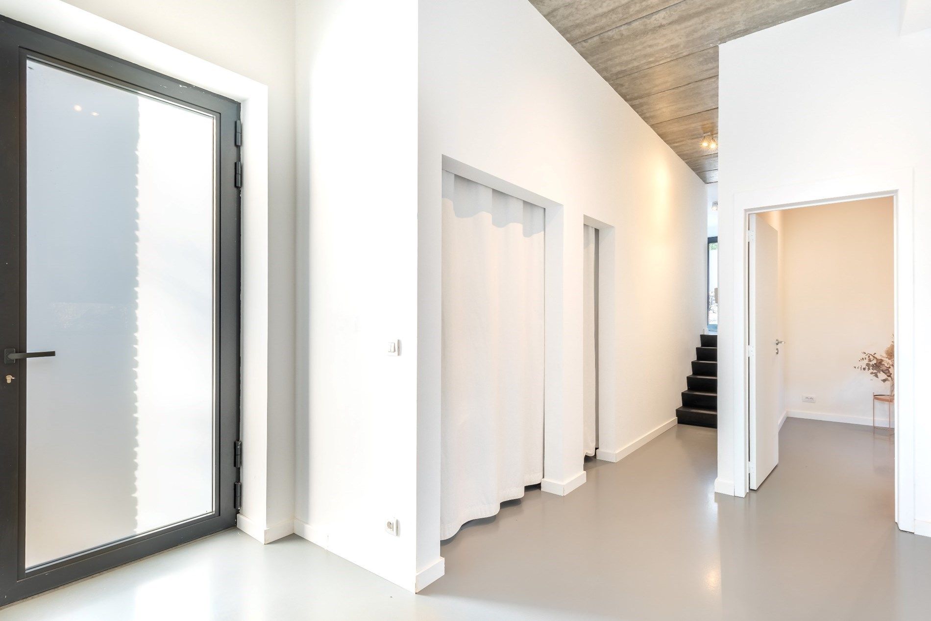 Architecturale woning in bosrijke omgeving. foto 9