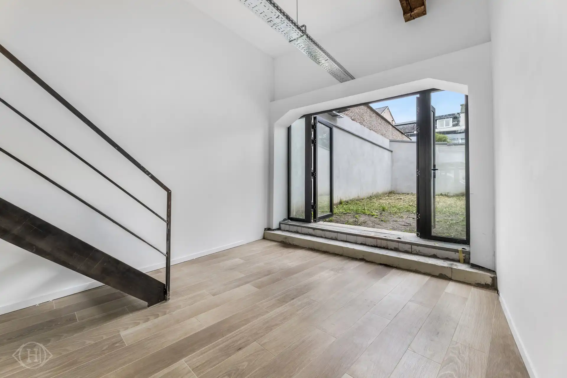 Instapklare handelsruimte met veel lichtinval en stadstuintje foto 12