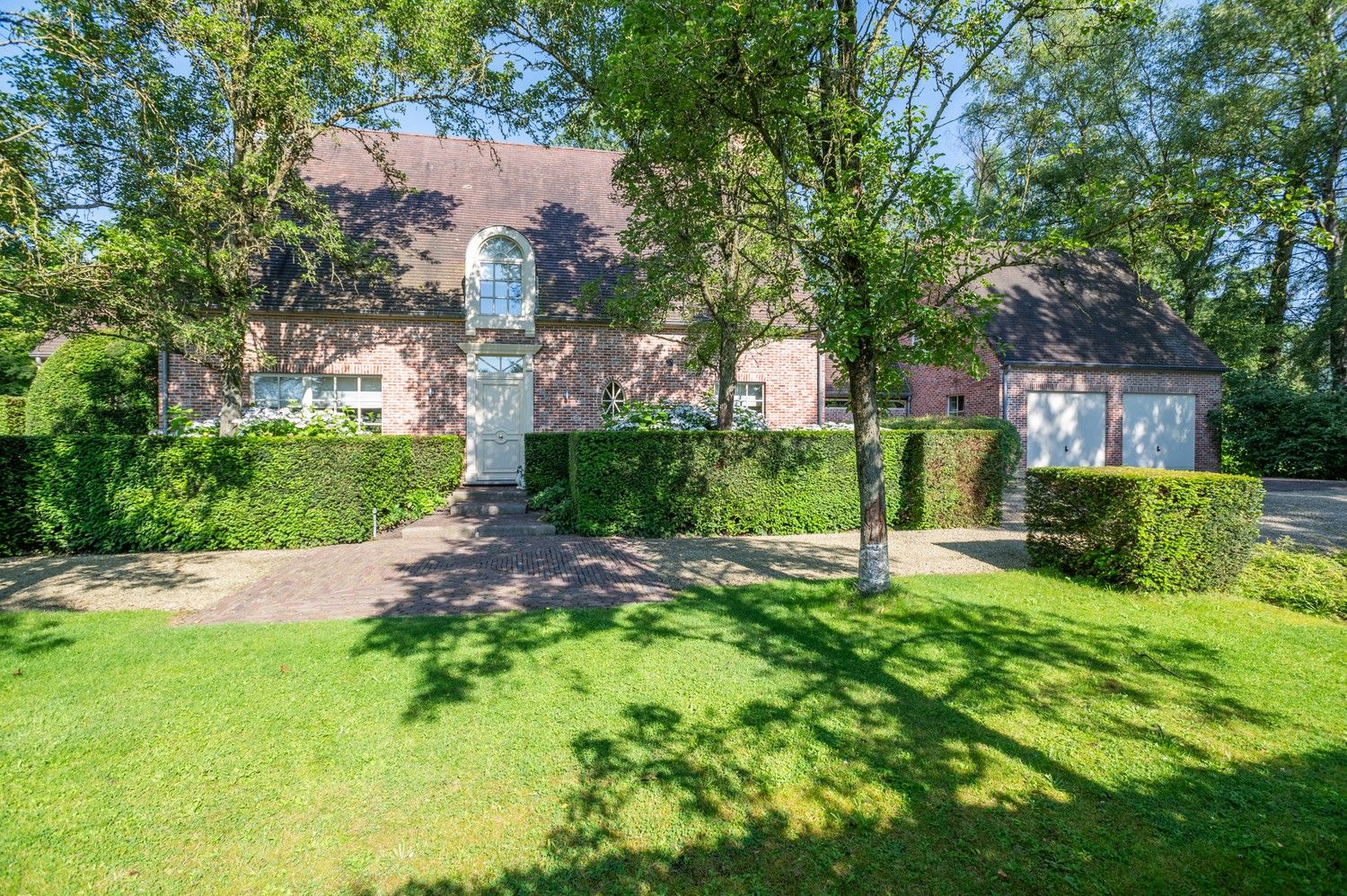 Prachtige tijdloze villa op een aangenaam en zongericht perceel van 2.394 m² te Schilde. foto 35