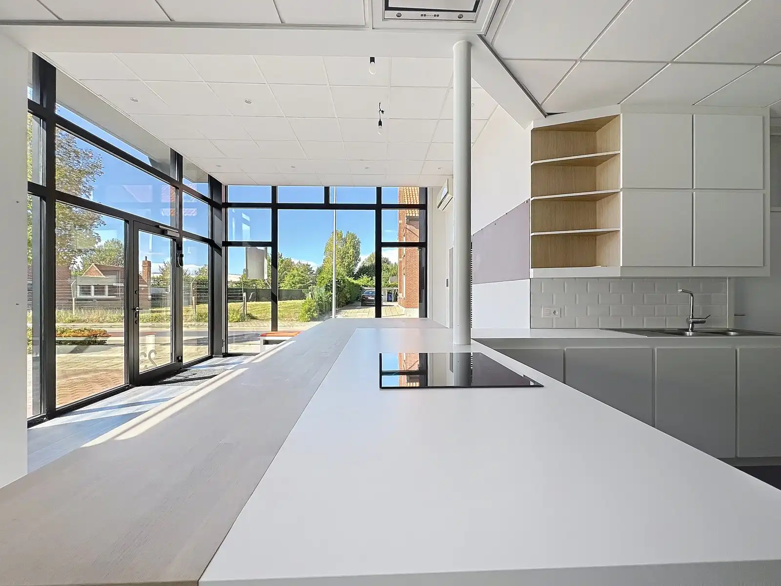 Instapklaar lichtrijk GERENOVEERD pand met mooie open kantoor/praktijkruimte en 4 aparte burelen/consultatieruimtes. foto 14