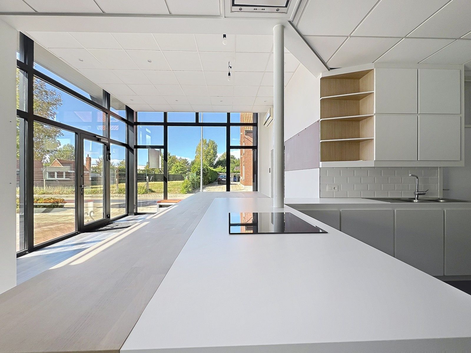 Instapklaar lichtrijk GERENOVEERD pand met mooie open kantoor/praktijkruimte en 4 aparte burelen/consultatieruimtes. foto 14