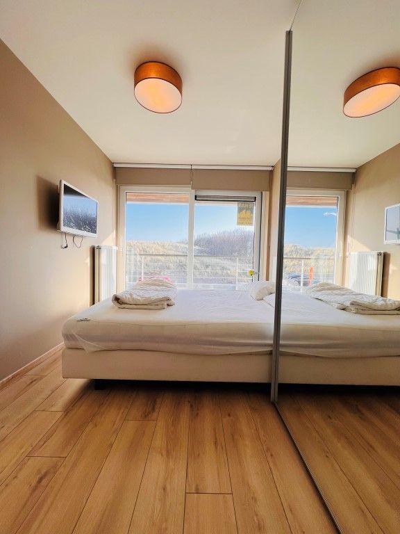 Luxueus appartement met breed terras en zijdelings zeezicht foto 12