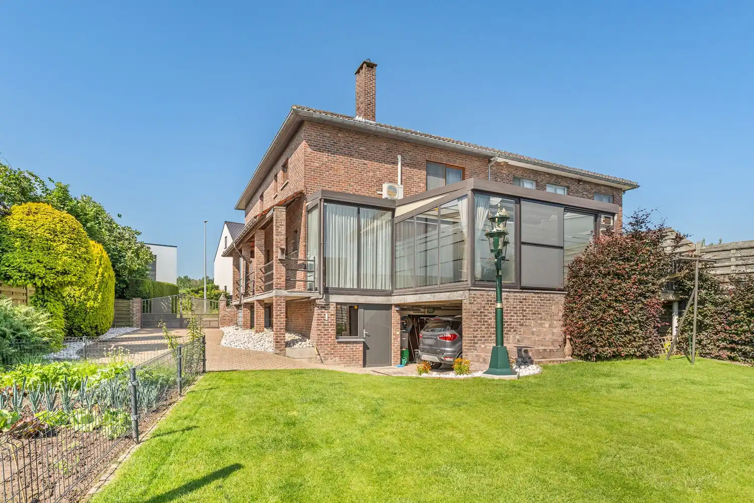 Degelijk onderhouden gezinswoning met 3 slaapkamers, volledig onderkelderd en mooie aangelegde tuin op een perceel van 5a96 ca! foto 12
