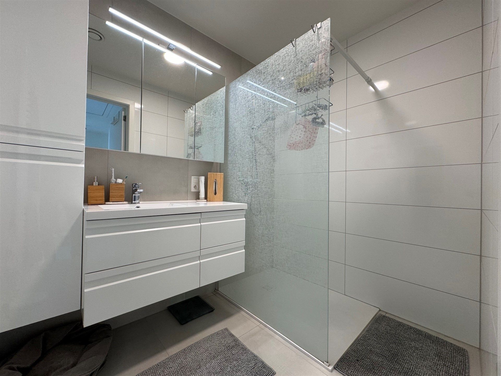 Schitterend 2 slaapkamer appartement met staanplaats en carport. foto 16