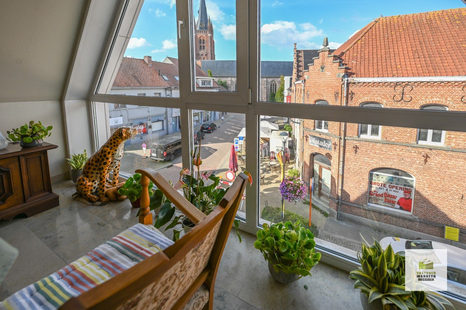 Instapklaar 2 slaapkamer appartement mét garagebox in centrum Wingene foto 2