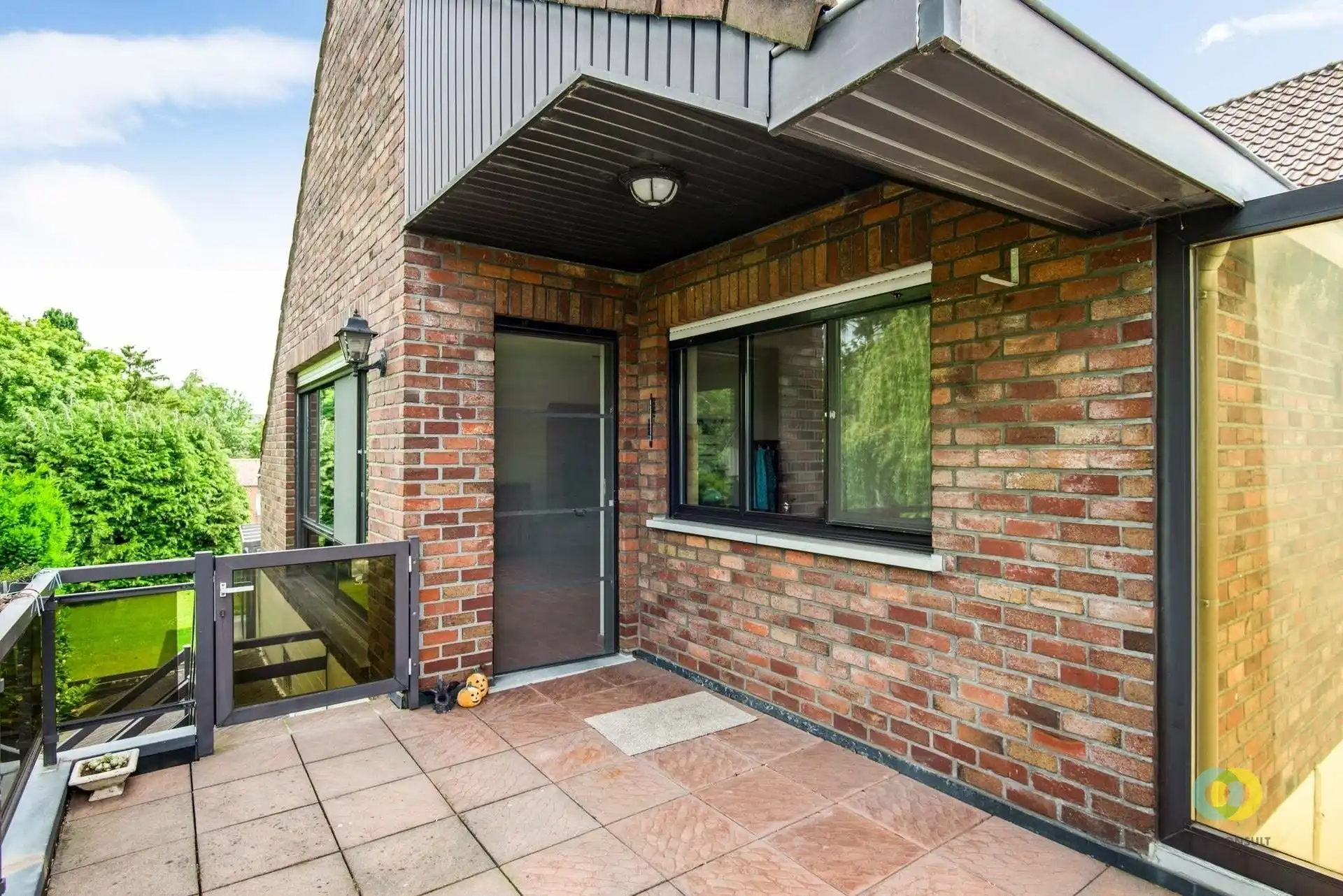 Ruime woning met praktijkruimte, garage en tuin foto 12