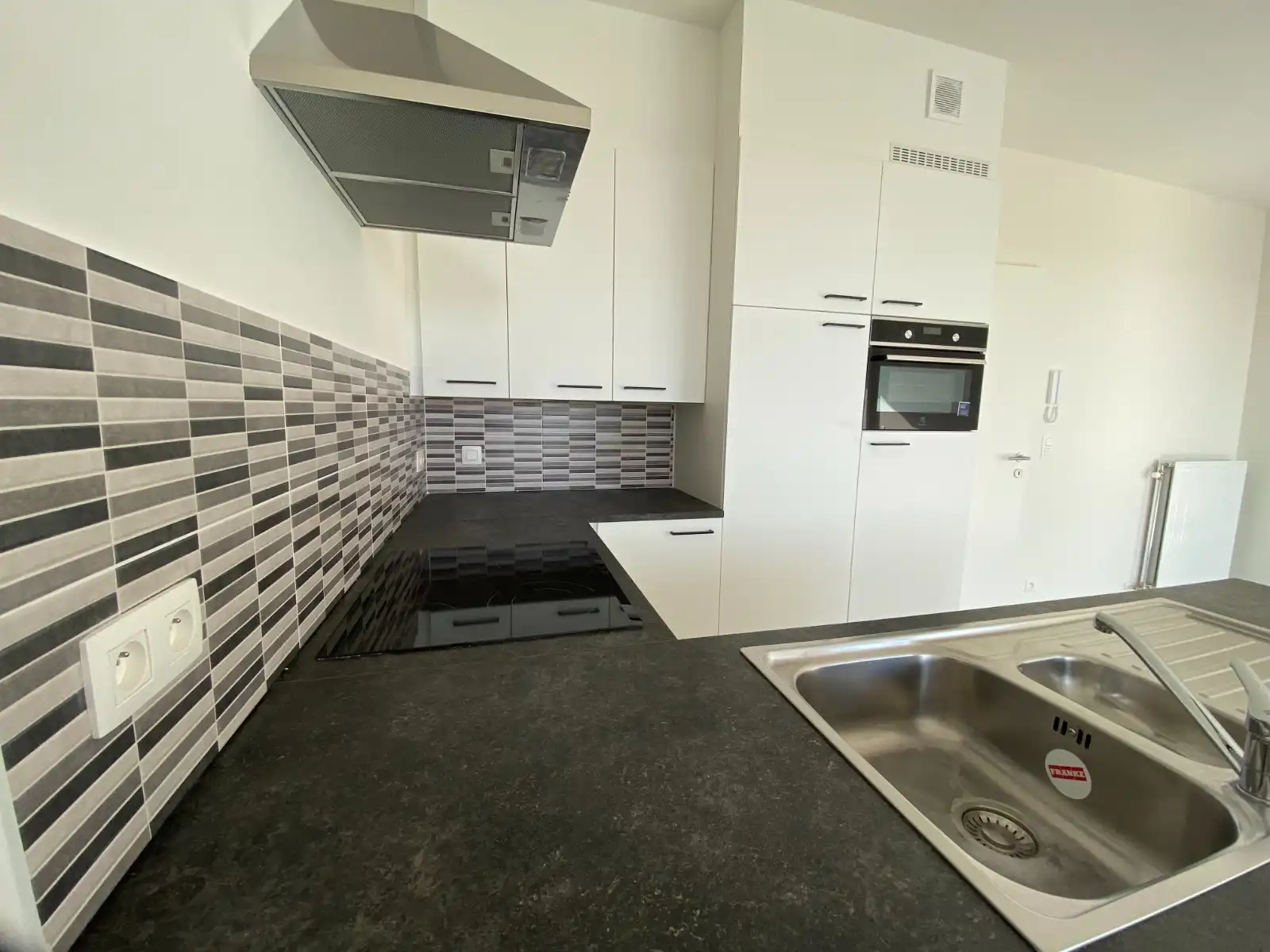 STIJLVOL NIEUWBOUWAPPARTEMENT MET 2 SLAAPKAMERS EN ZONNETERRASSEN – TOPLIGGING IN WAREGEM foto 3