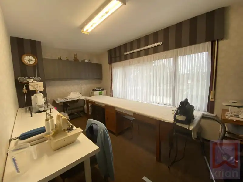 Ruime woning met tuin, 2 grote garages en kelder op grond groot 688m² foto 16