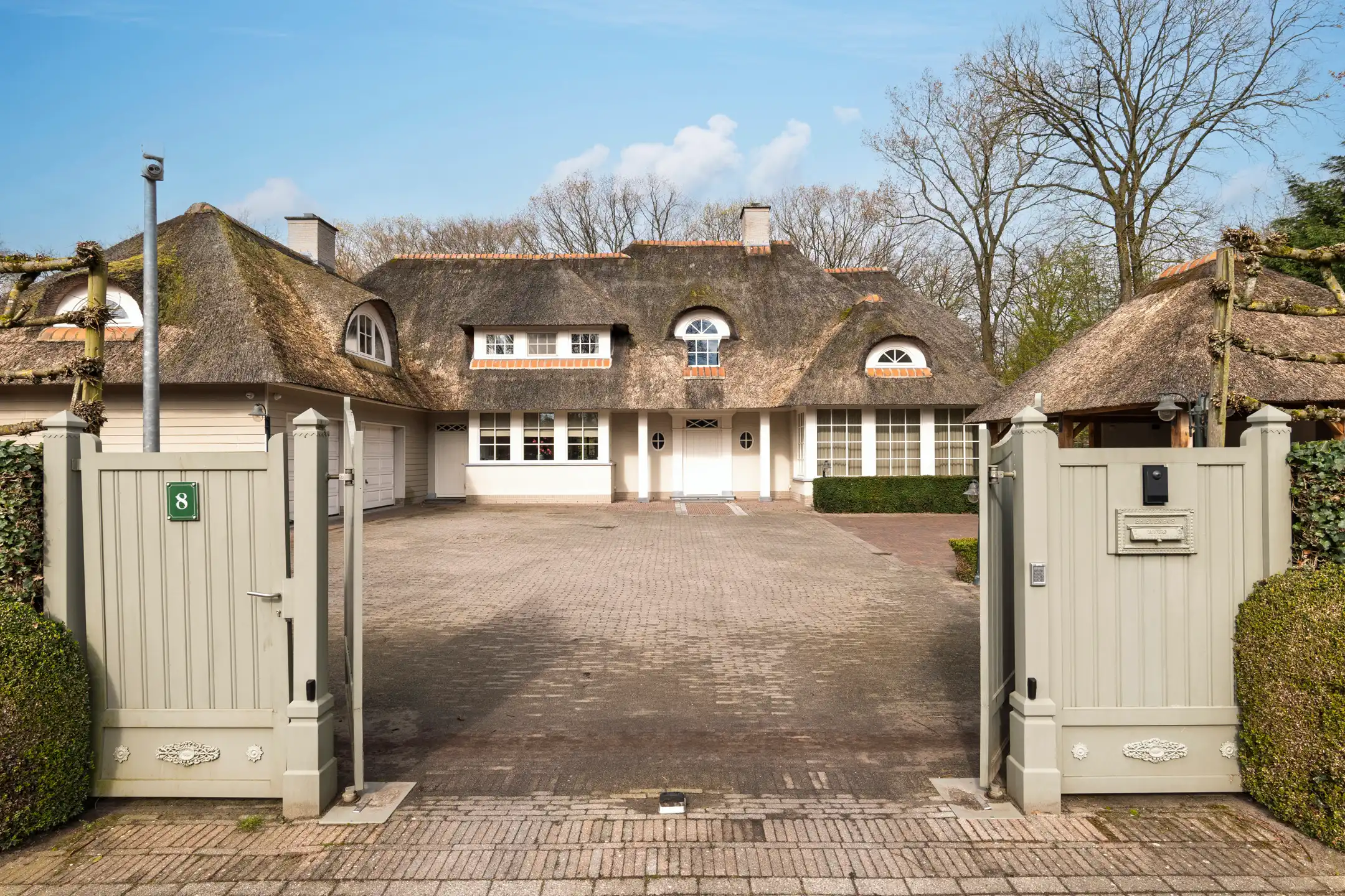 Rietgedekte villa op 2.000 m² met zwembad foto 2