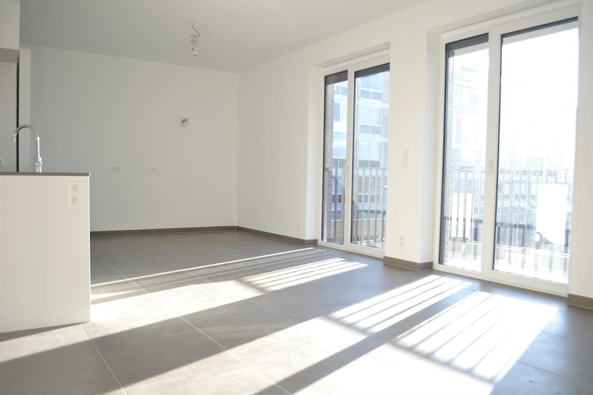 Recent appartement met 2 slaapkamers, 2 terrassen en garagebox te huur in Gullegem foto 5