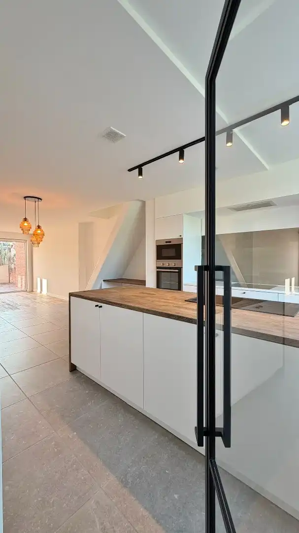 VOLLEDIG GERENOVEERDE, ENERGIEZUINIGE WONING MET ZONNIGE TUIN EN PRACHTIG OPEN ZICHT foto 3