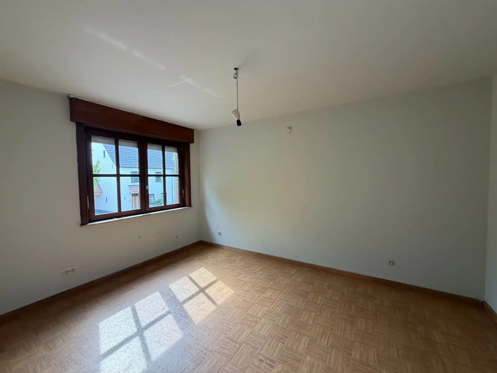 Ruime woning met 4 slaapkamers, garage en tuin foto 12
