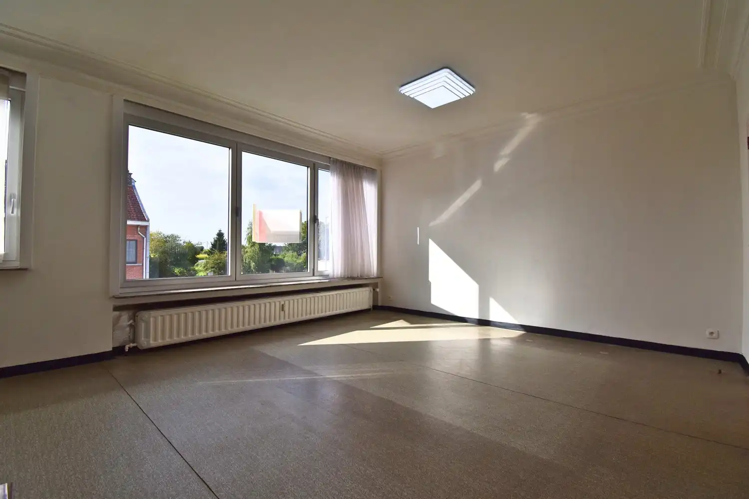 Ruim 2-kamer appartement met terras en autostaanplaats foto 3