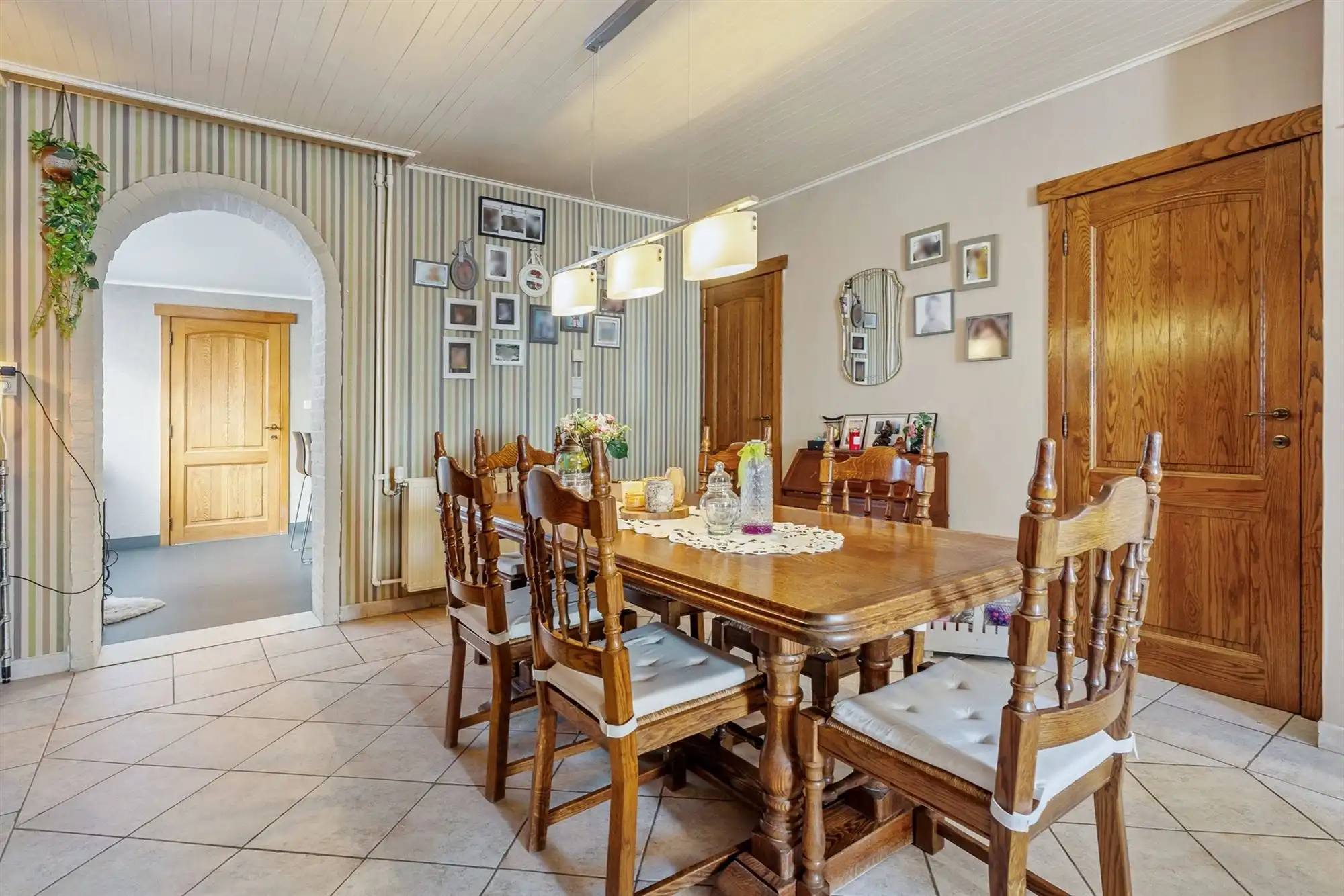 PERFECT ONDERHOUDEN WONING MET 4 SLAAPKAMERS OP CENTRALE LIGGING IN STAL (BERINGEN) foto 7