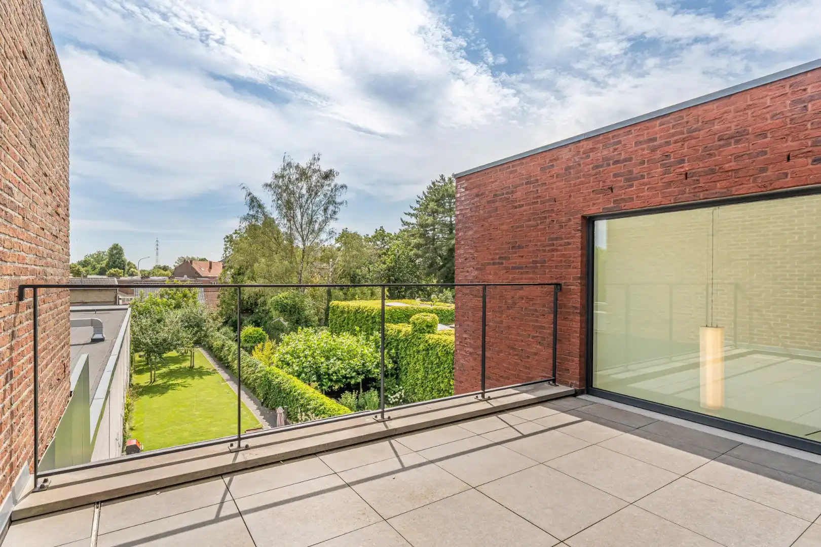 Unieke, hoogwaardig afgewerkte stadswoning op een ruim perceel mét ruime garage bereikbaar langs de achterzijde! foto 40