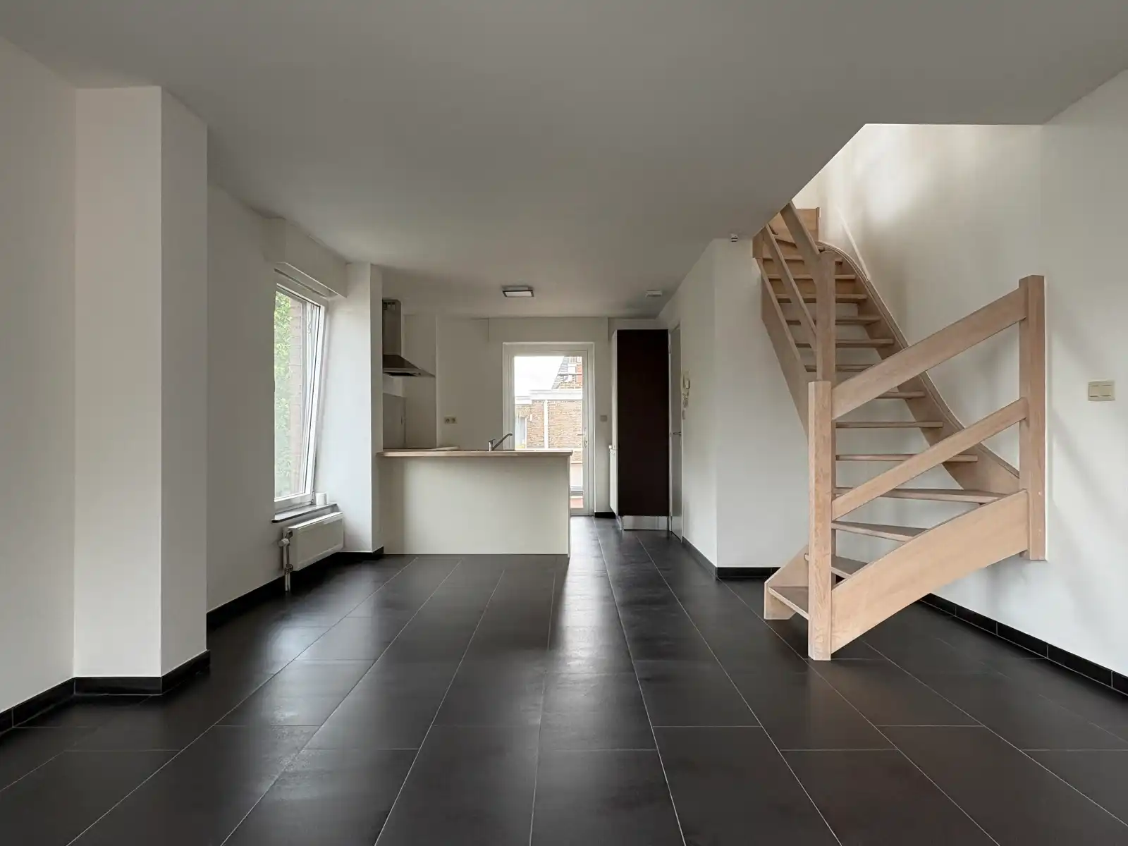 Verzorgde duplex met 1 slaapkamer en bureau foto 8