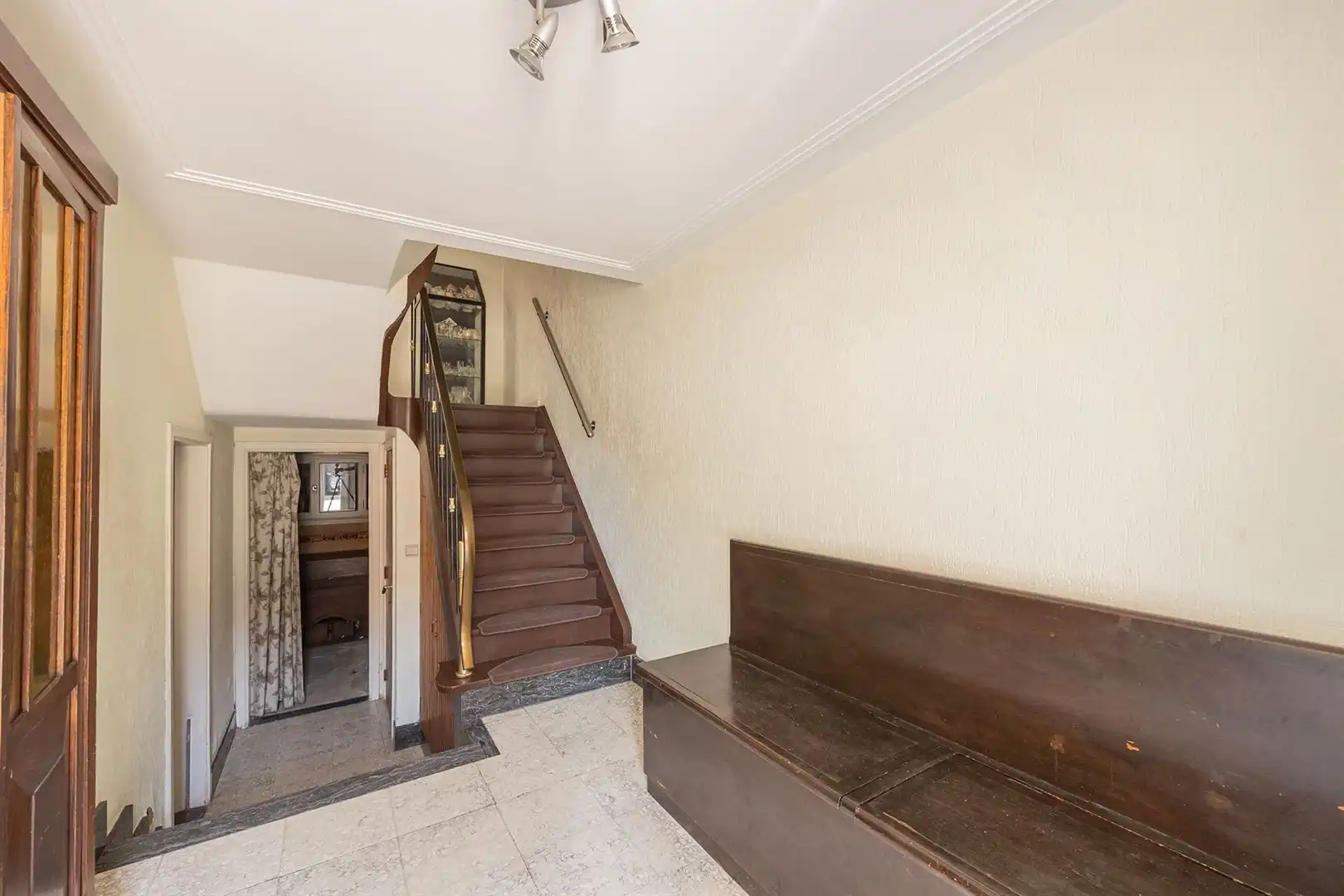 Ruime te renoveren woning met tuin in dorpscentrum foto 11