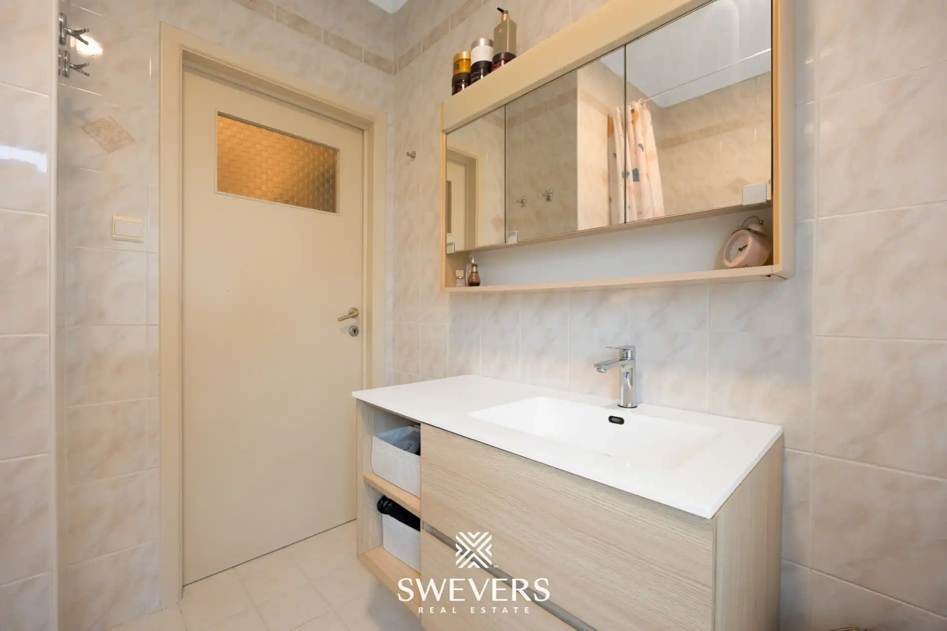 Open bebouwing met 3 slaapkamers en garage in rustige straat foto 14