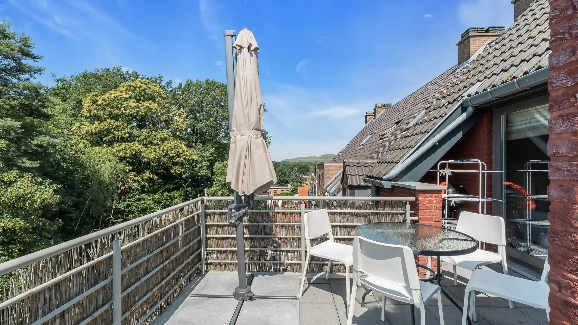 Ruim en instapklaar appartement met 3 slpkrs vlakbij Genk centrum foto 19