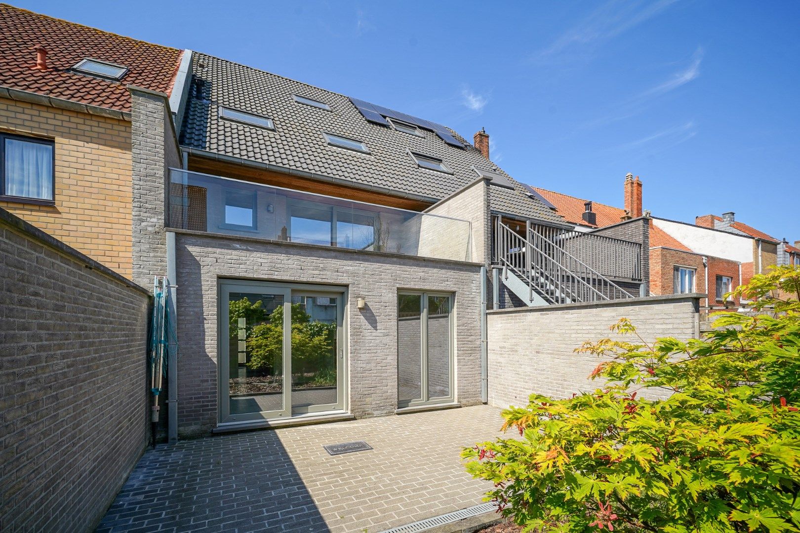 Recente en energiezuinige woning met 4 slaapkamers, ruime garage en tuin foto 2