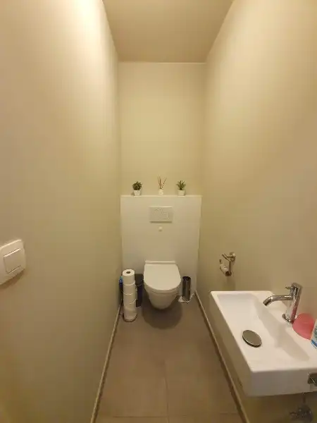INSTAPKLAAR gelijkvloers recent appartement met privé inkom en carport foto 17
