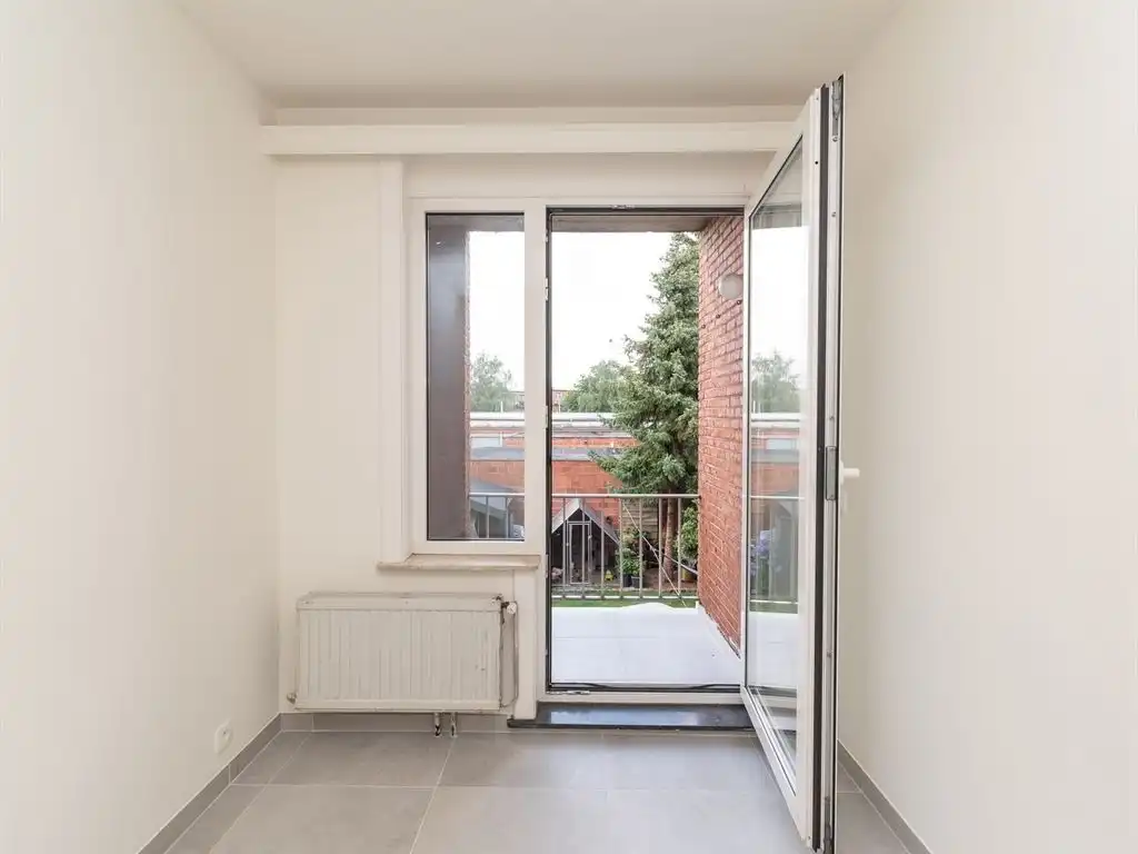 Gerenoveerd appartement met terras foto 11