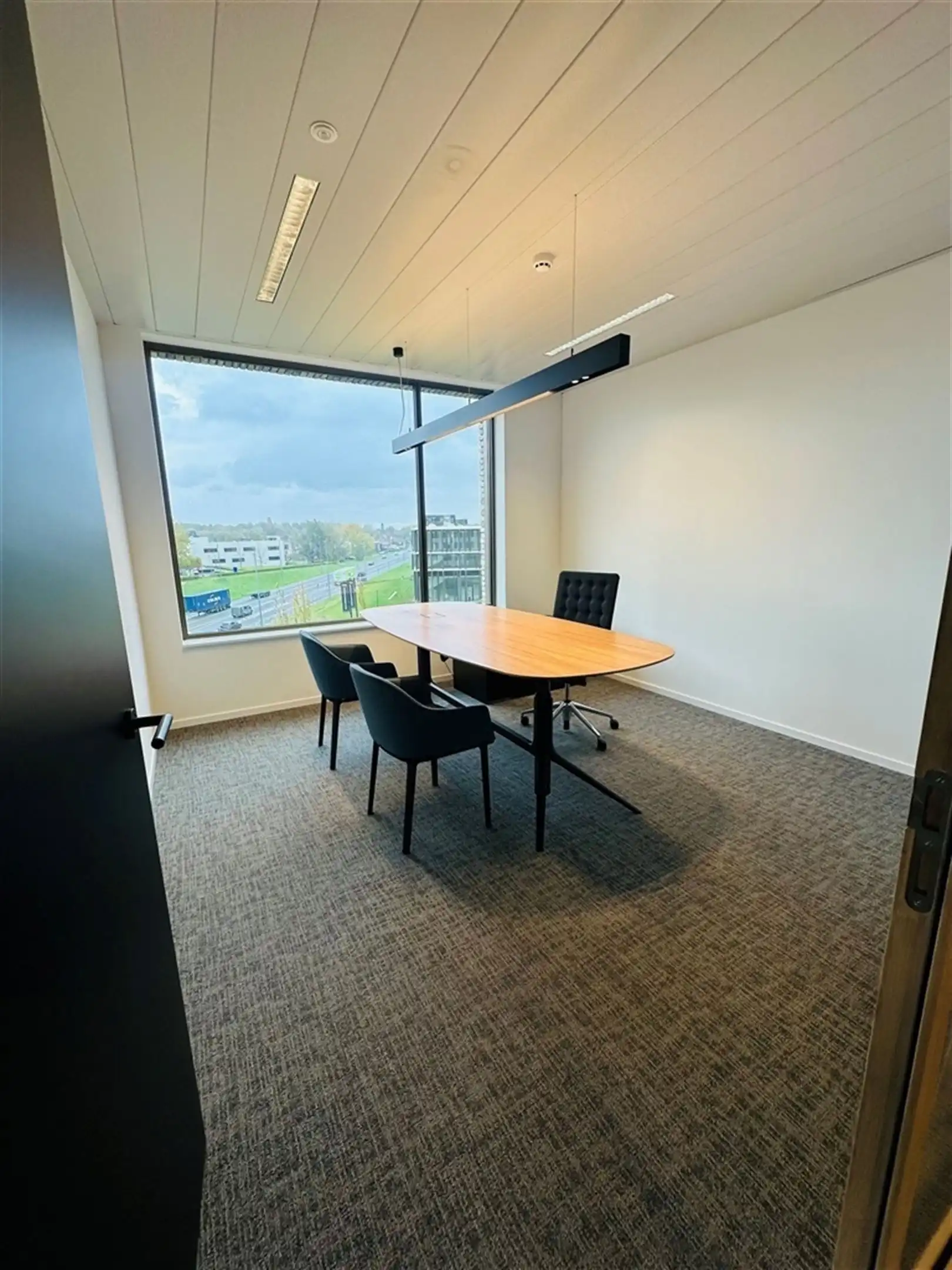High-End afgewerkt en ingericht kantoor in Kortrijk Business Park  foto 18