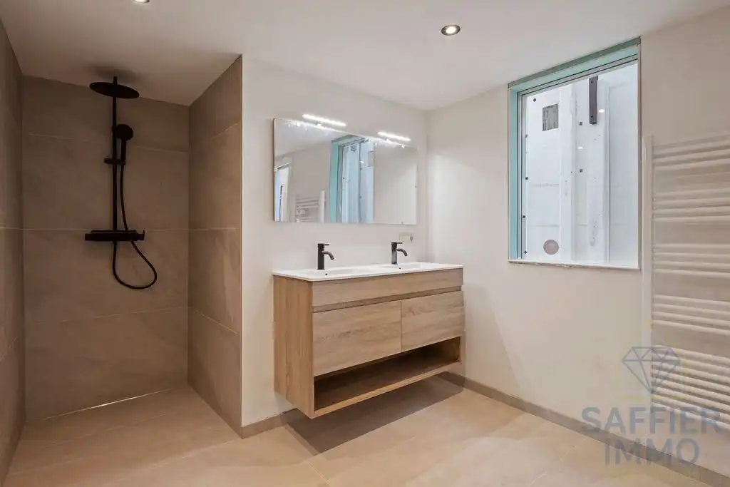 Gerenoveerde woning met zonnepanelen in Harelbeke foto 8