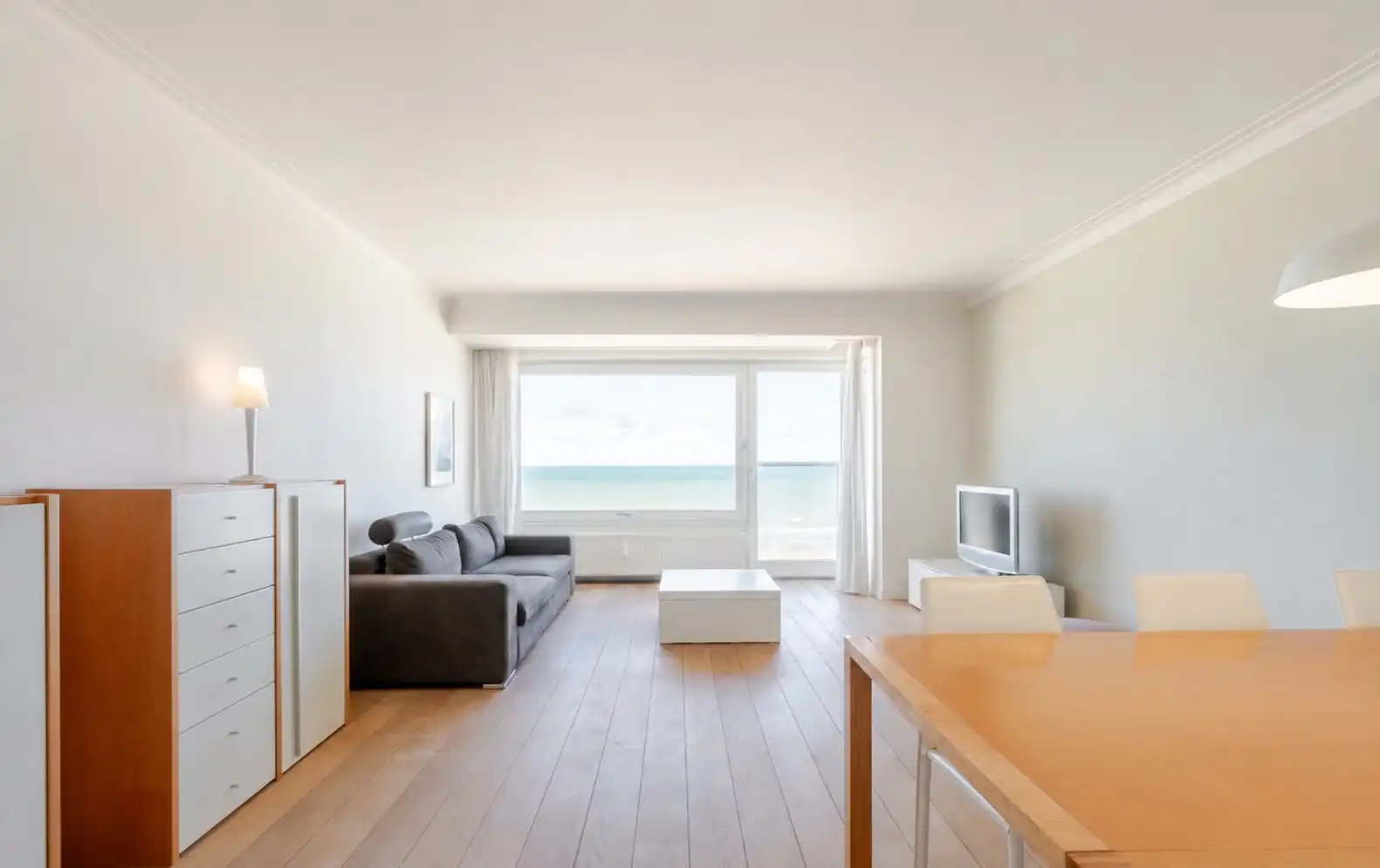 Prachtig gerenoveerd appartement met frontaal zeezicht foto 17