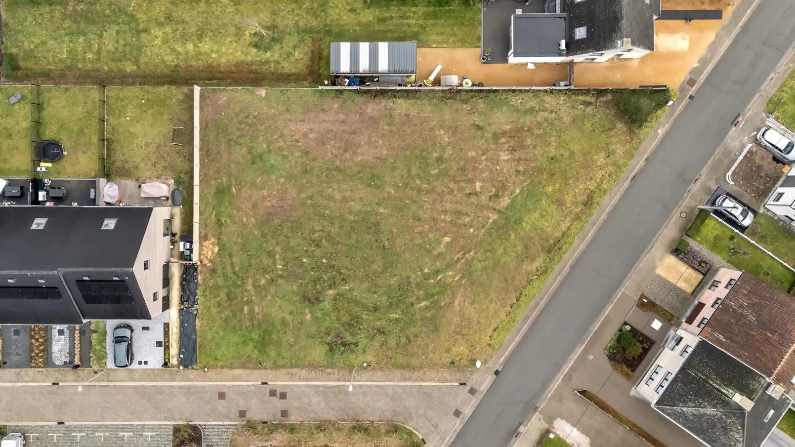 Goed gelegen bouwgrond met vergunning voor 4-gevel woning foto {{pictureIndex}}