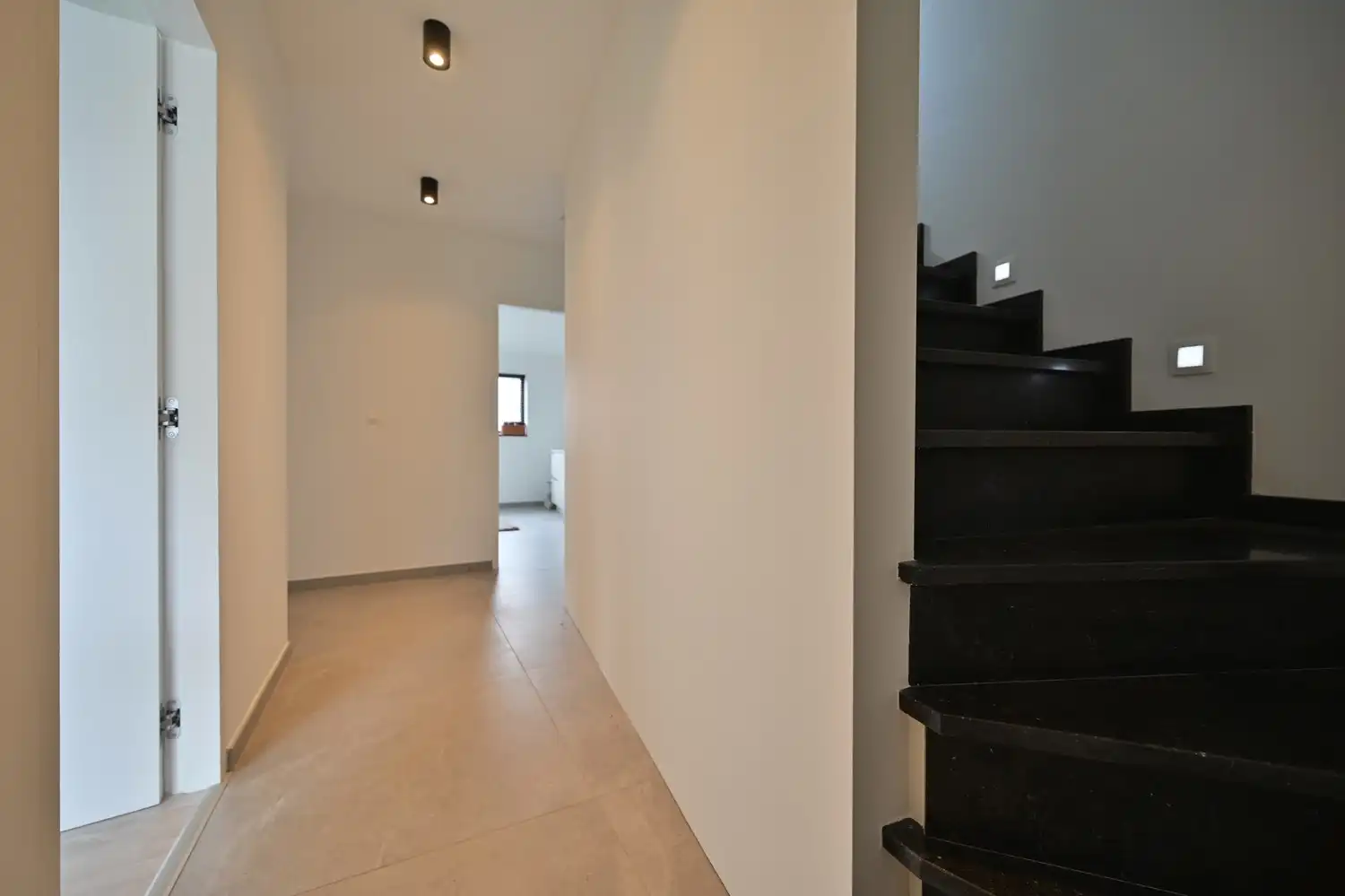 Exclusief wonen in alle rust, op wandelafstand van de Maas, met 3 slaapkamers, zonnig terras en een uitstekende ligging nabij Maastricht foto 15