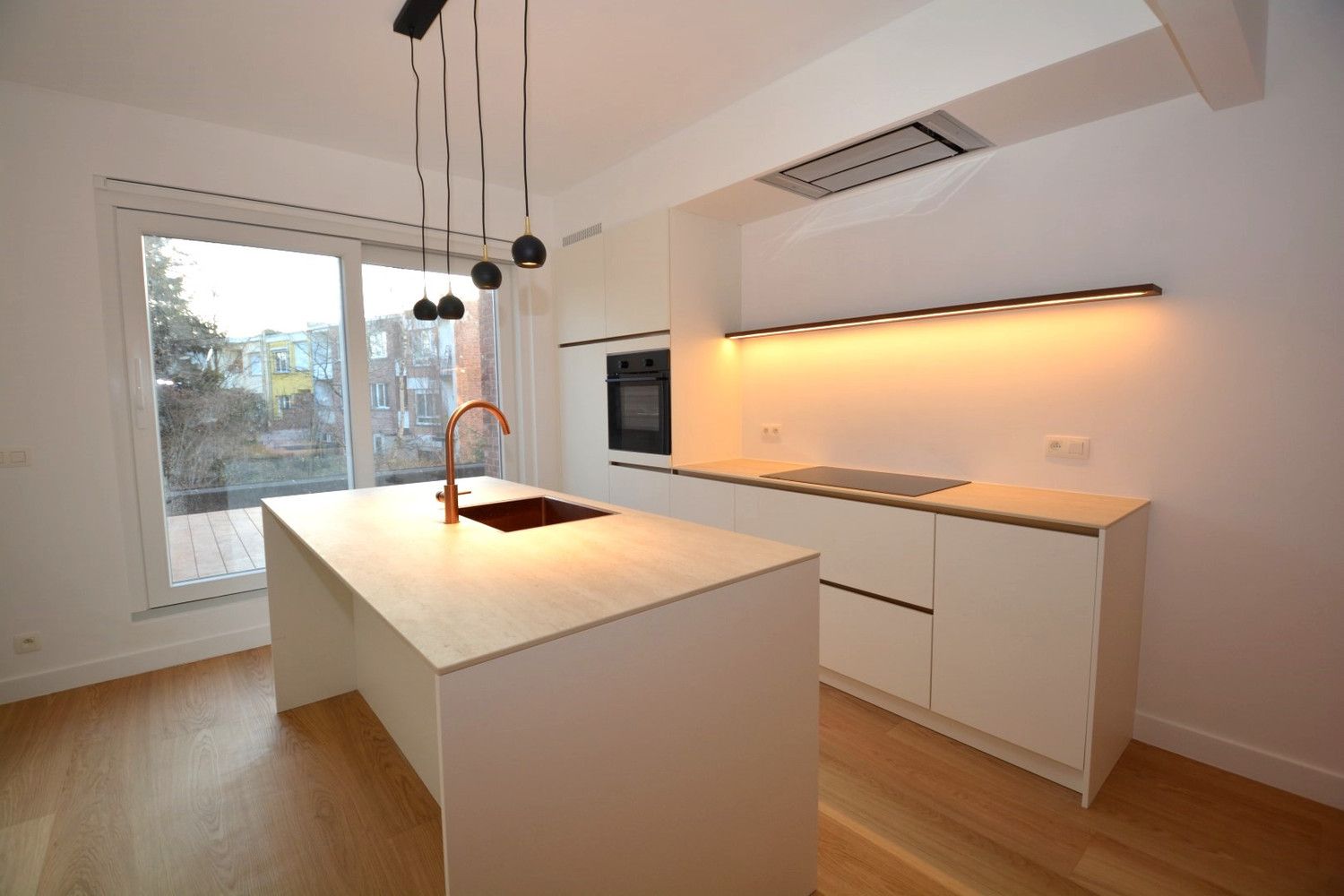 GERENOVEERD APP. MET 2 SLK EN ZUID-TERRAS! foto {{pictureIndex}}