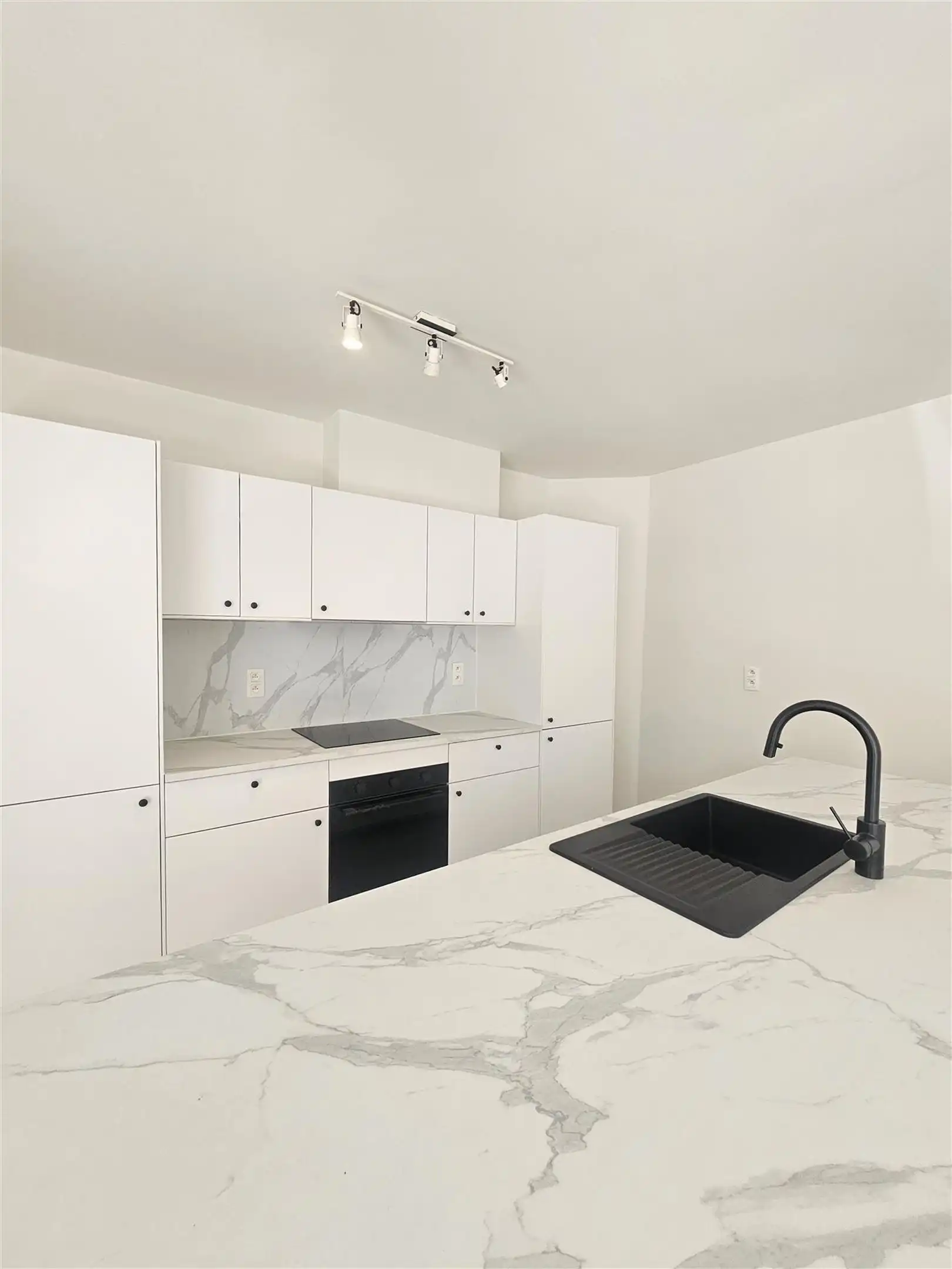 Instapklaar gelijkvloers appartement met stadstuintje! foto 2