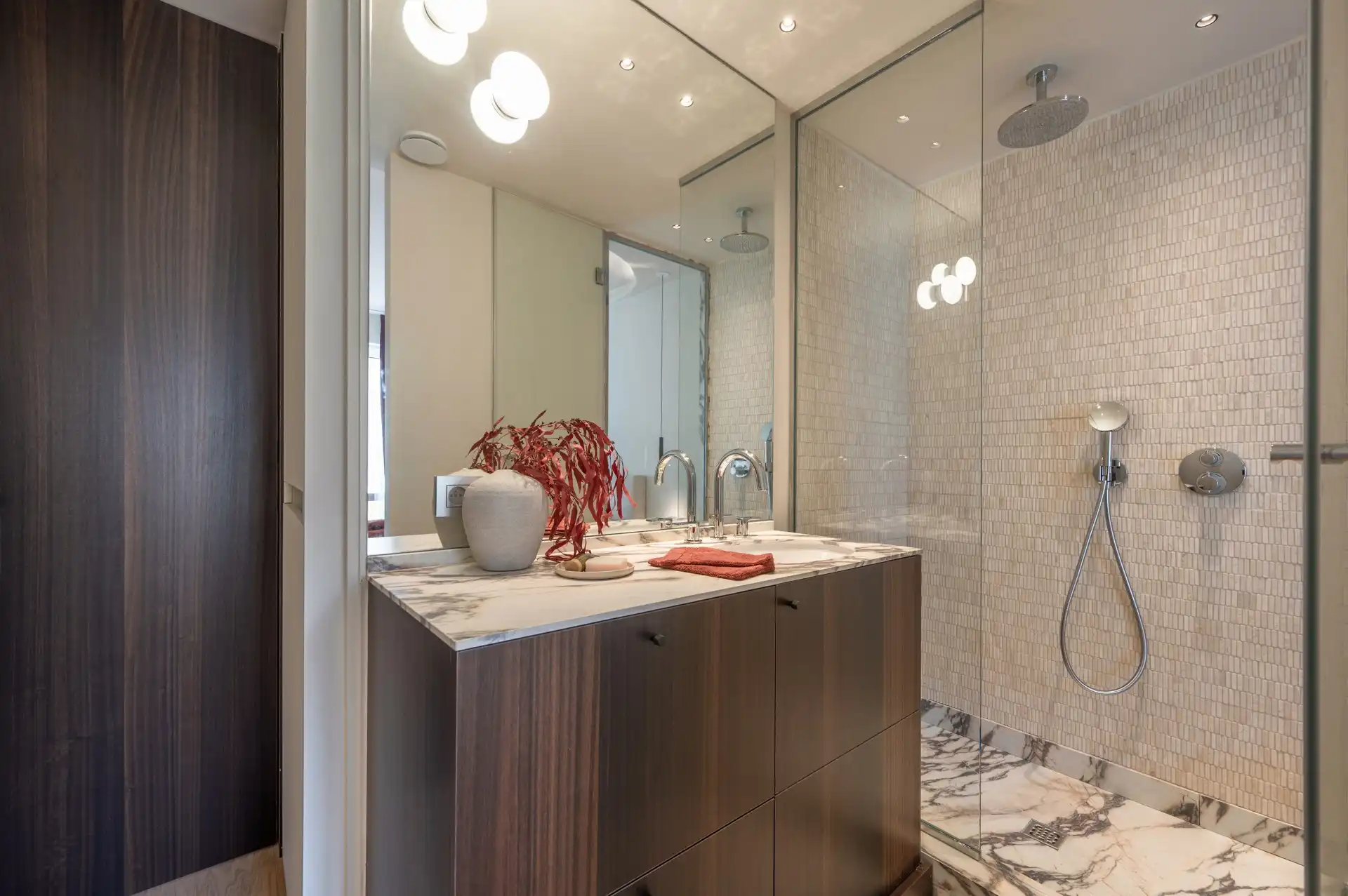 Centraal gelegen gerenoveerd appartement met twee terrassen nabij de Lippenslaan foto 14