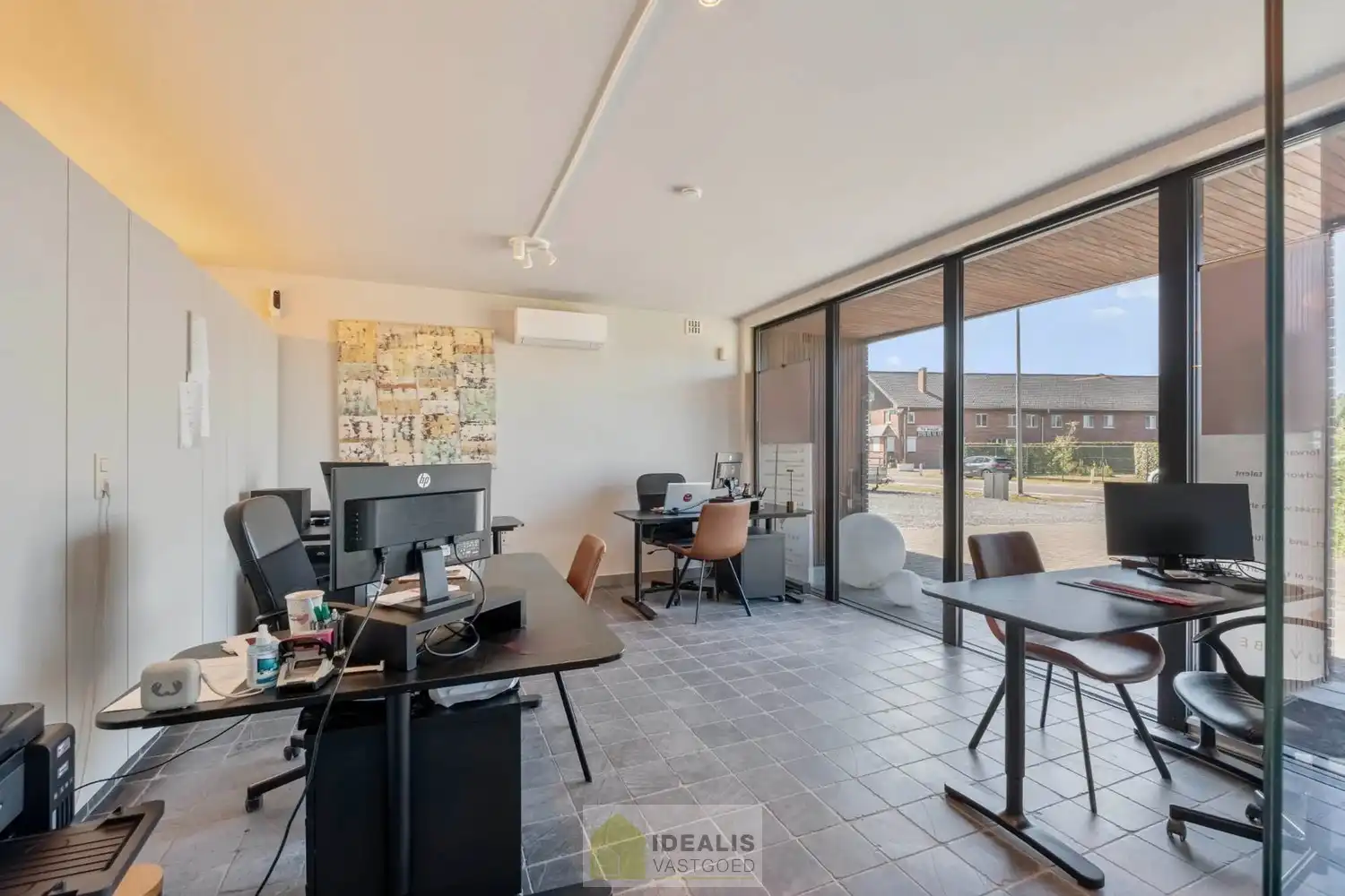 IDEALIS VASTGOED – GELIJKVLOERSE KANTOORRUIMTE MET BOVENLIGGEND APPARTEMENT OP EEN ZICHTLOCATIE IN DIEPENBEEK! Deze gelijkvloerse kantoorruimte van + - 105m² met bovenliggend apart toegankelijk appartement van + - 97 m² met zeer ruim terras is gelegen langs de Steenweg in Diepenbeek en heeft ruim voldoende parkeergelegenheid op eigen terrein. De perfecte zet voor zij die op zoek zijn naar een interessante investering op een zichtlocatie! foto 5