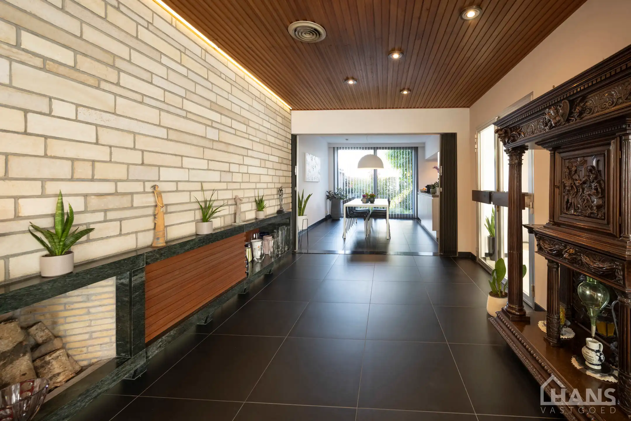Karaktervolle halfopen bebouwing met uitzonderlijke bijgebouwen. foto 12