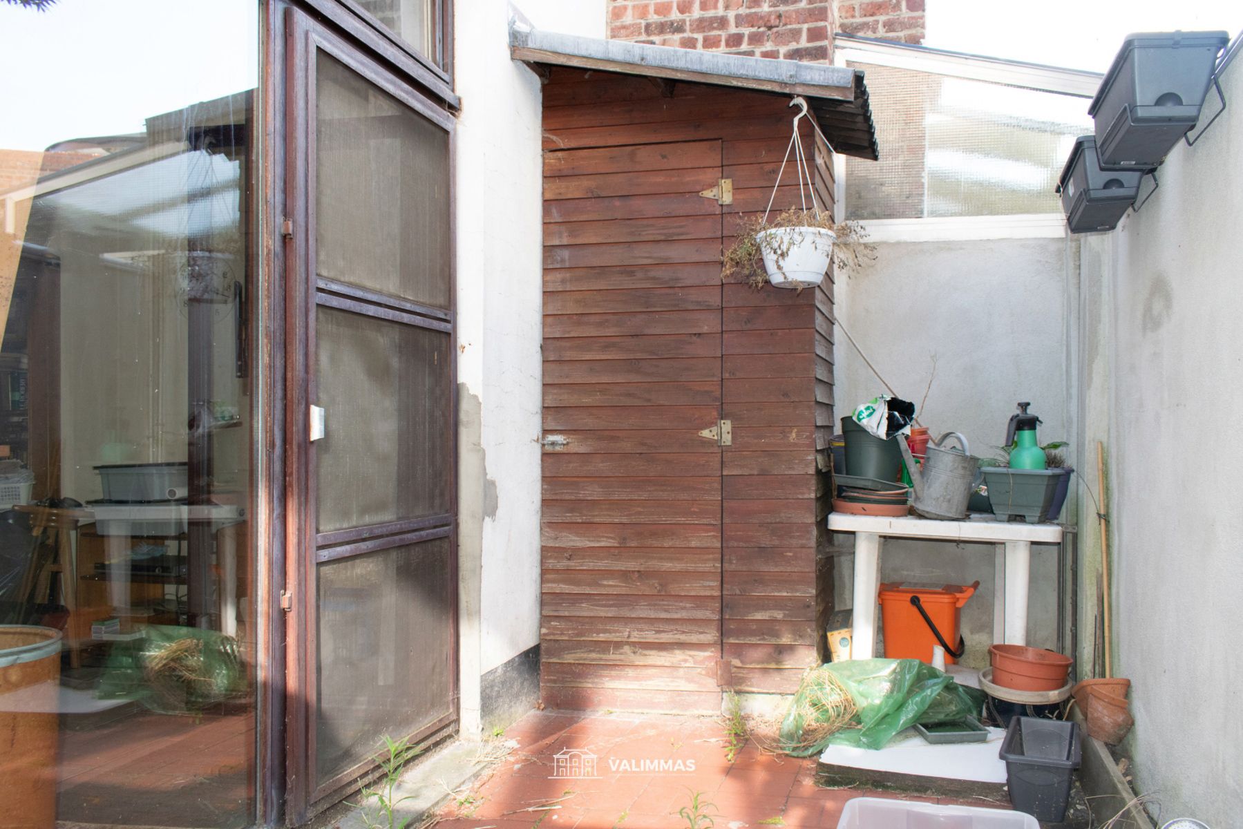 Welgelegen knusse rijwoning met koer... foto 6