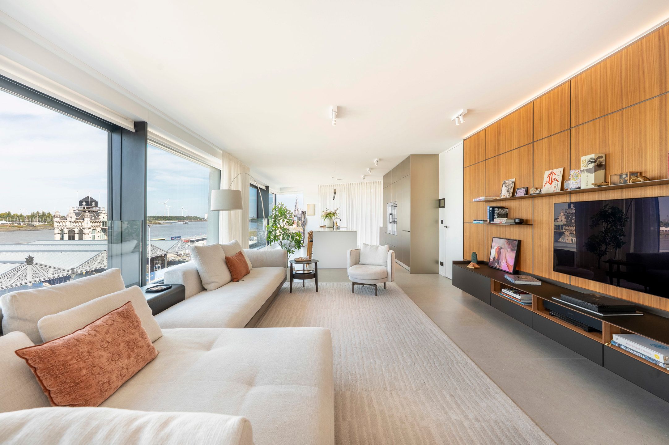 ANTWERPEN - Tijdloos en klassevol aan de Scheldekaaien foto 3