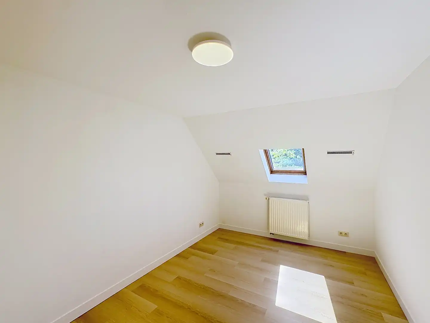 Instapklare woning met 3 slaapkamers, tuin en 2 privatieve parkeerplaatsen foto 11