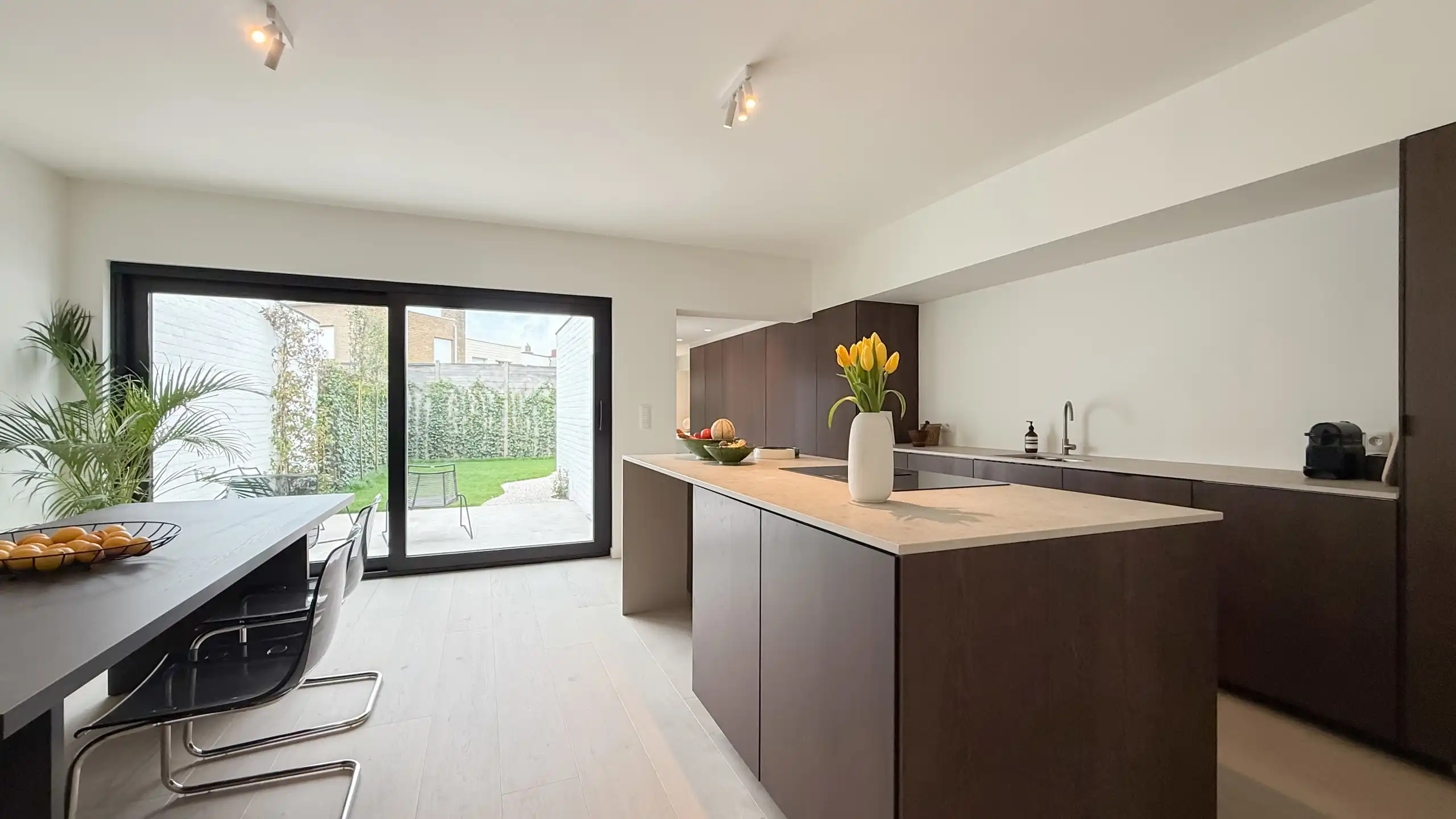 Gerenoveerde woning met zonnige tuin nabij de Graaf Jansdijk foto 17