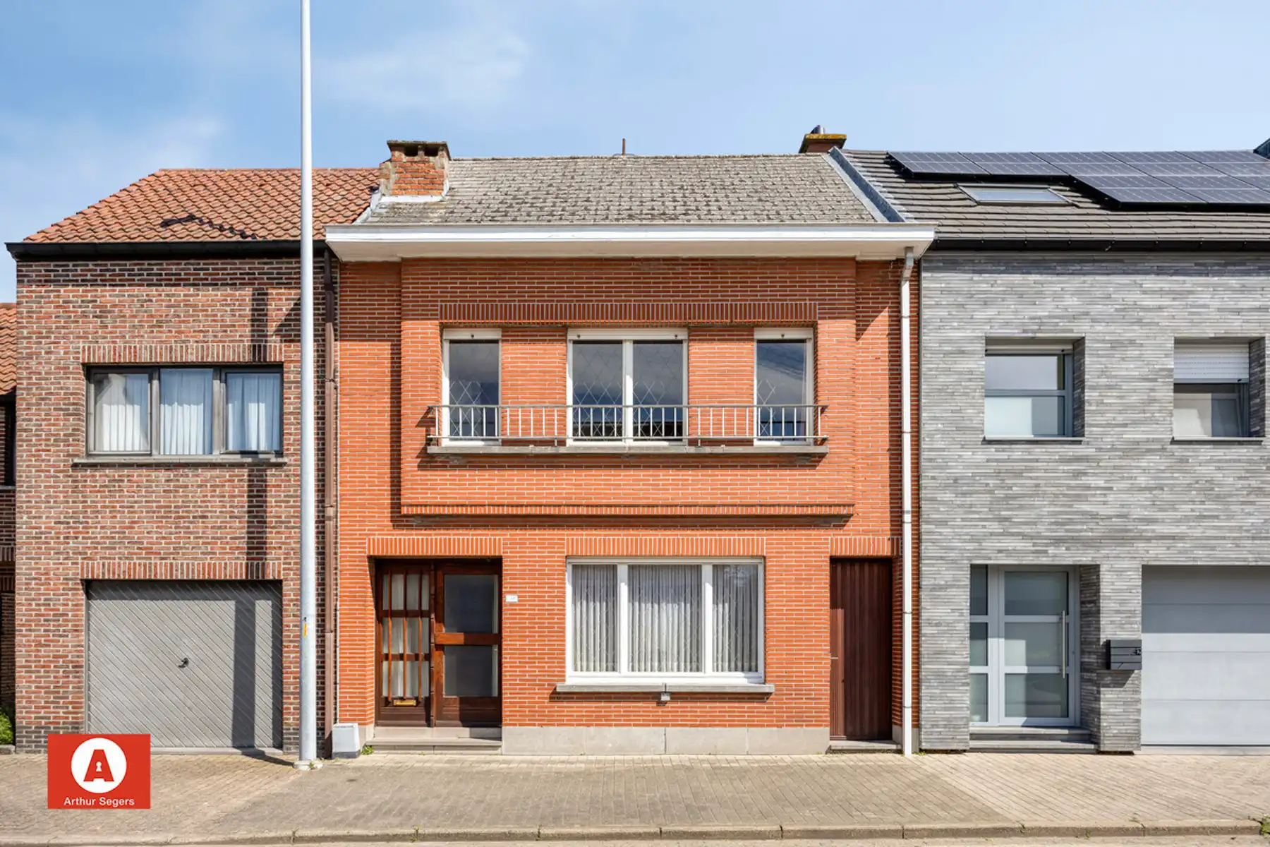 Hoofdfoto van de publicatie: Solide te renoveren burgerwoning mét doorgang in Opstal