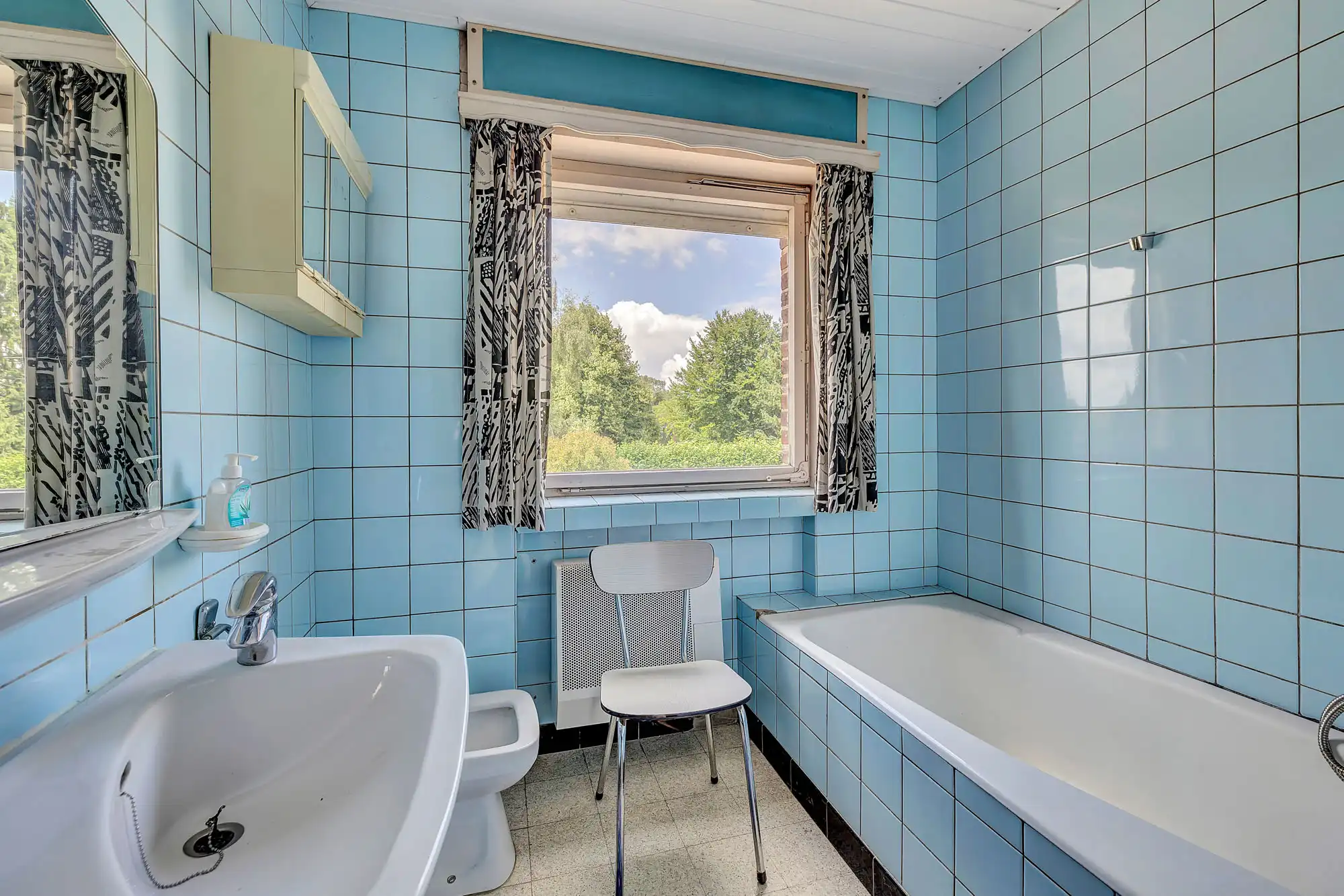 Solide, te renoveren bel-étage op goede ligging foto 17