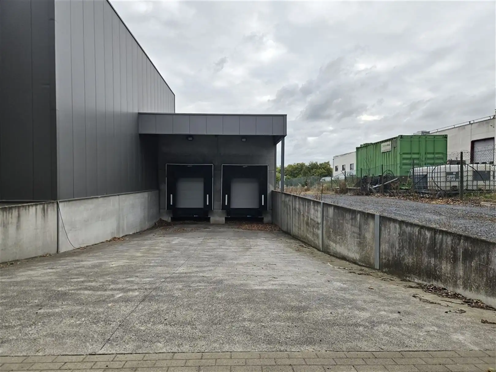 Recent magazijn met laad-en loskades foto 2