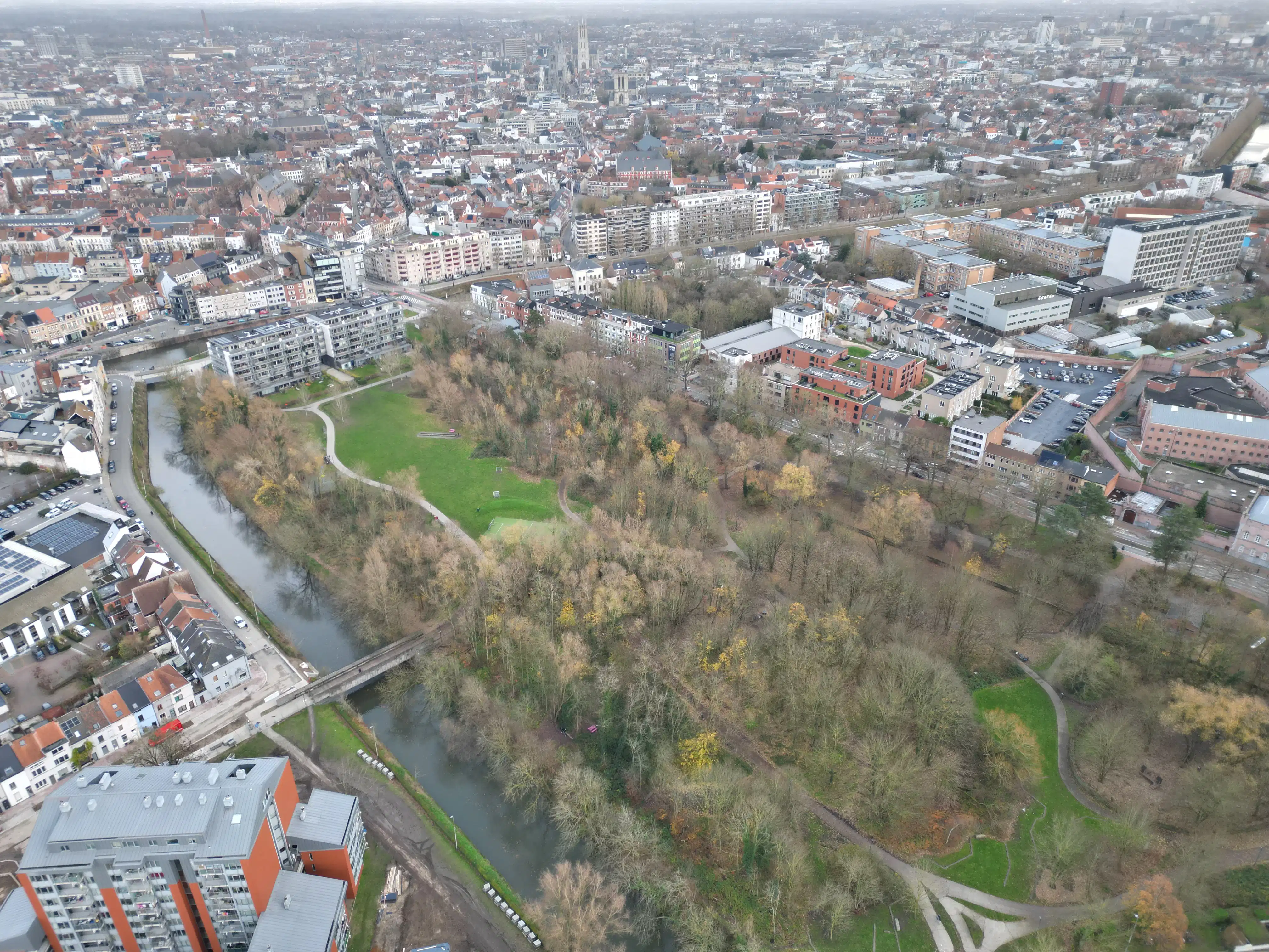 Stijlvol en instapklaar 3-slaapkamerappartement (163 m²) met zonnig terras nabij de Coupure foto 4