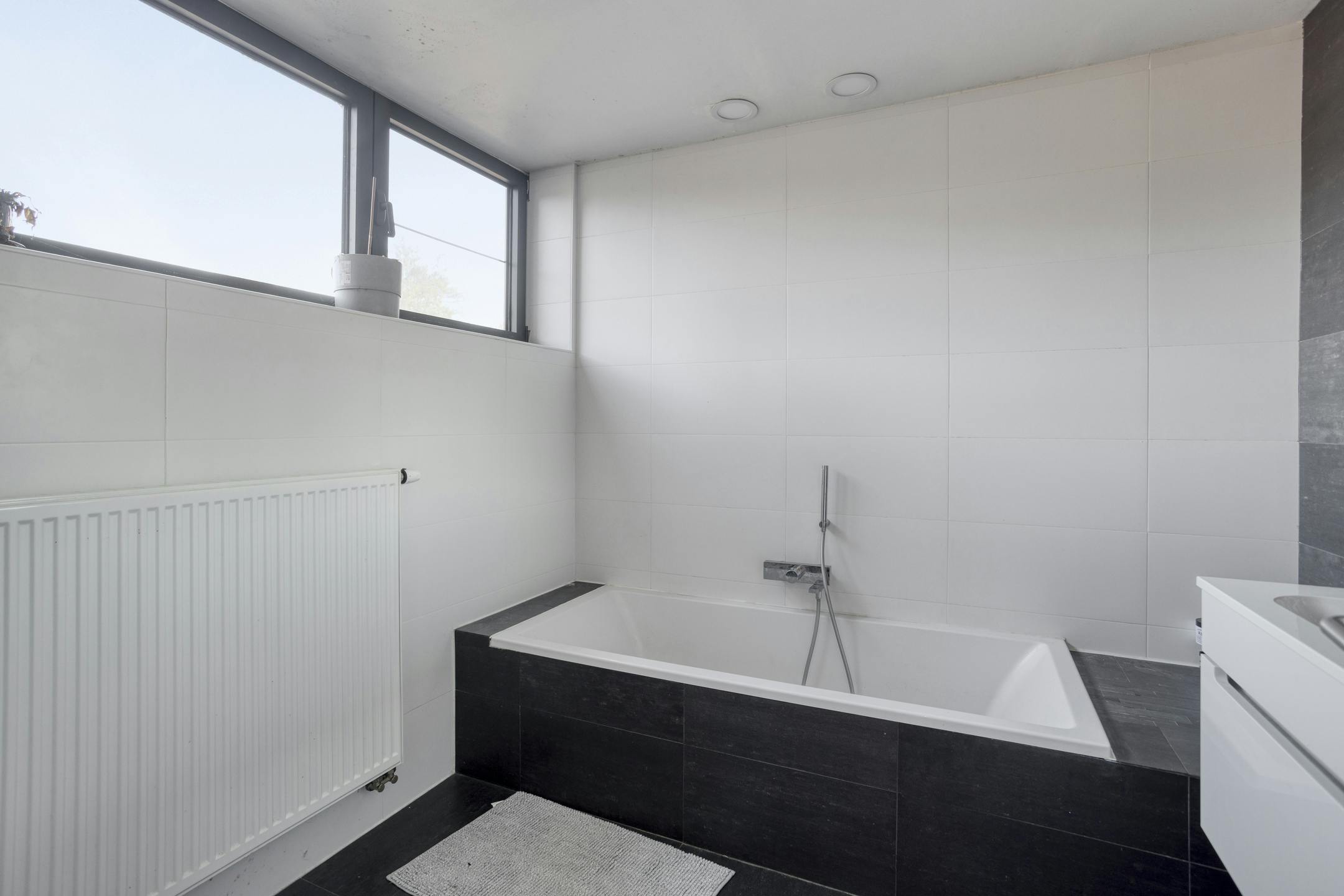 Authentiek gerenoveerd herenhuis in centrum Grobbendonk foto 14