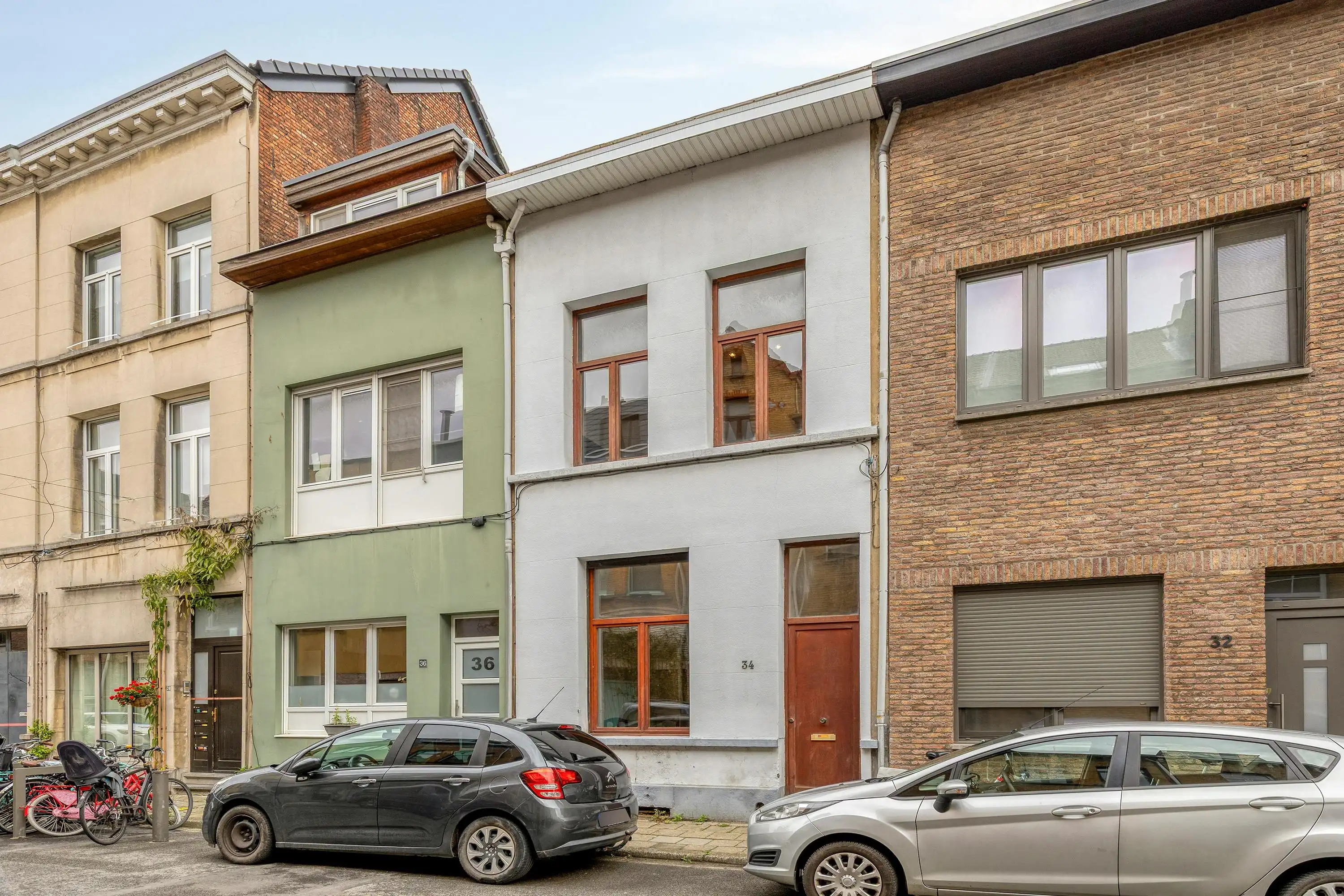 Op te frissen huis met 4 slaapkamers te koop in Borgerhout! foto 2