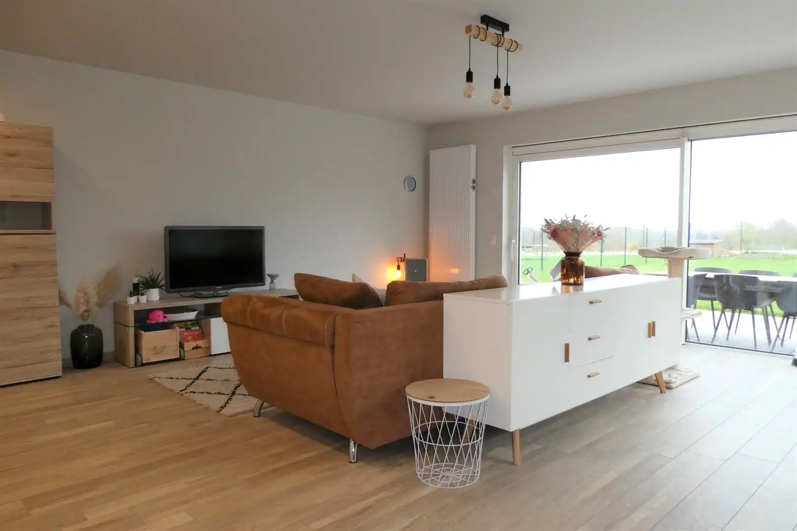 Prachtig nieuwbouw gelijkvloers appartement van 120m² met zuidgericht terras v 54m², tuin, 6 zonnepanelen en twee staanplaatsen. Toegankelijk met rolstoel. Aanrader! foto 12
