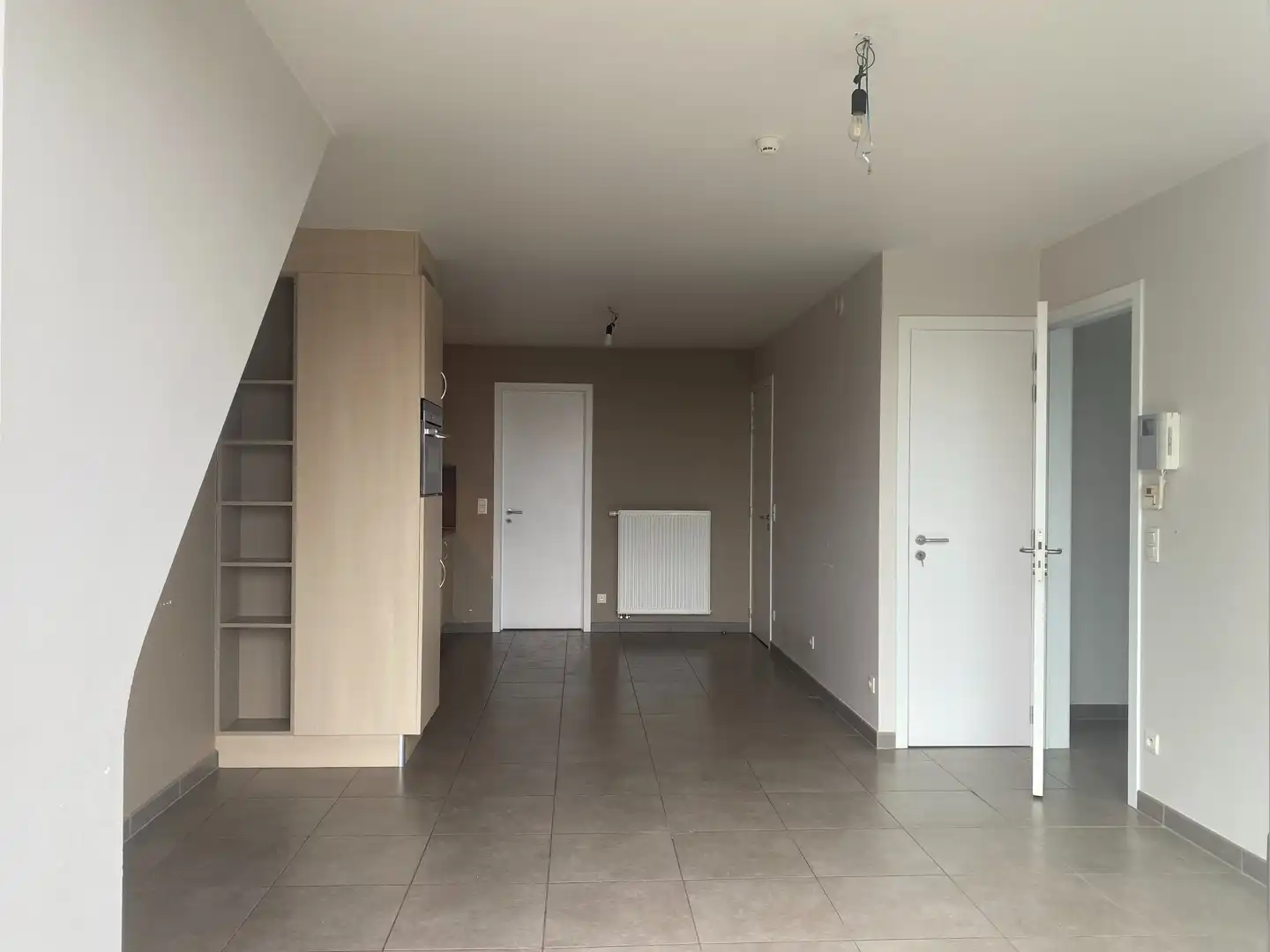 Verzorgd duplex appartement met 3 slaapkamers en autostaanplaats foto {{pictureIndex}}