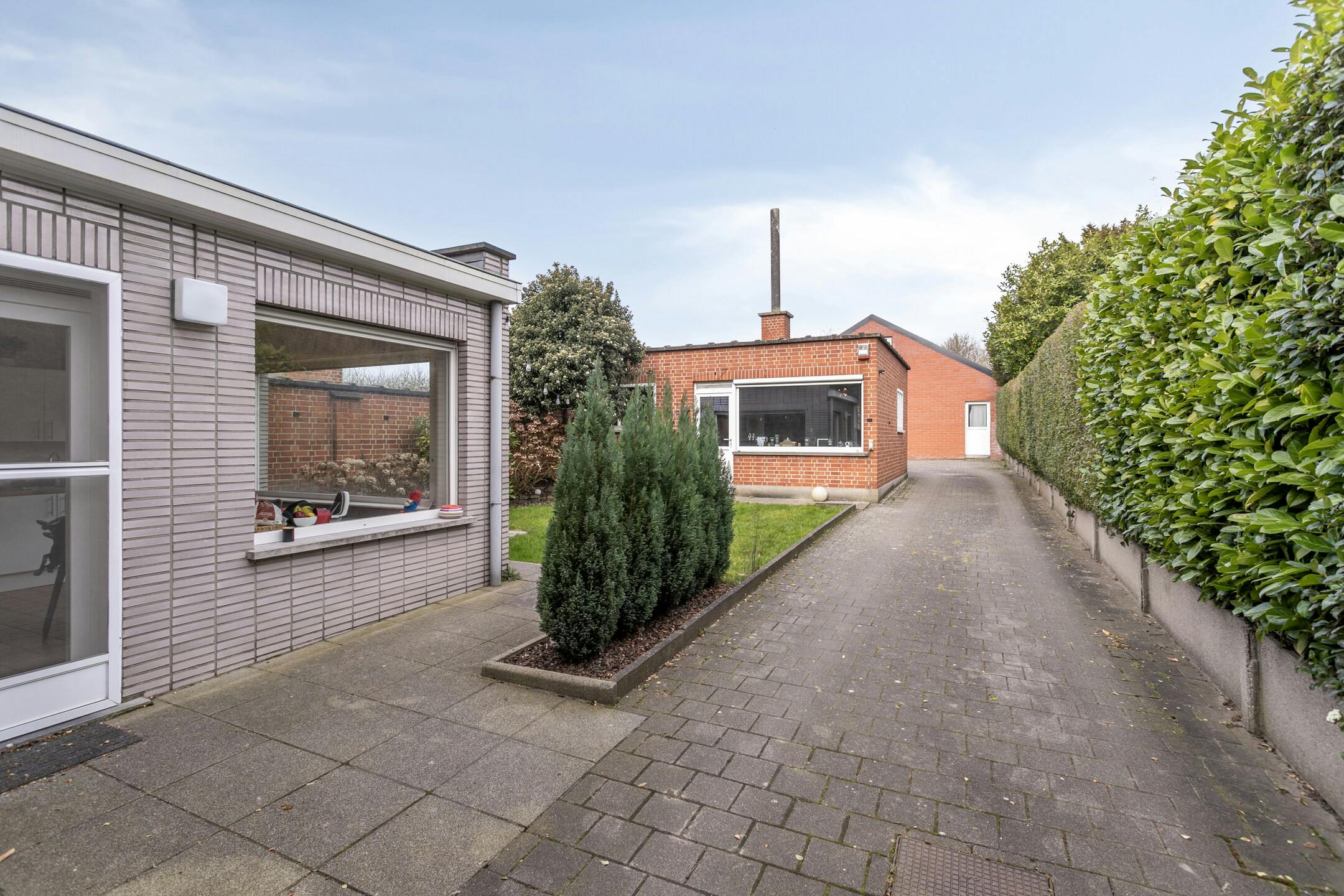 Modern magazijn van 145m² samen met ruime gezinswoning te koop in Bissegem foto 15